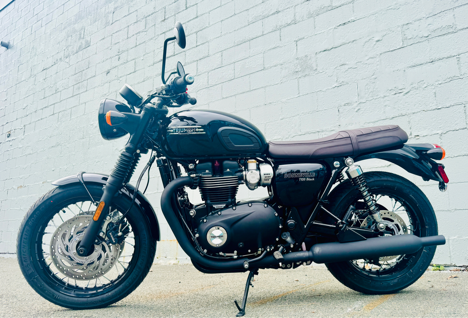 2025 Triumph Bonneville T120 Black in Manchester, New Hampshire - Photo 3