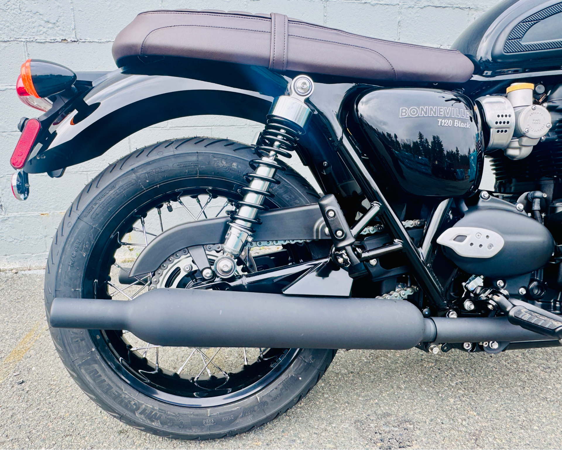 2025 Triumph Bonneville T120 Black in Manchester, New Hampshire - Photo 17