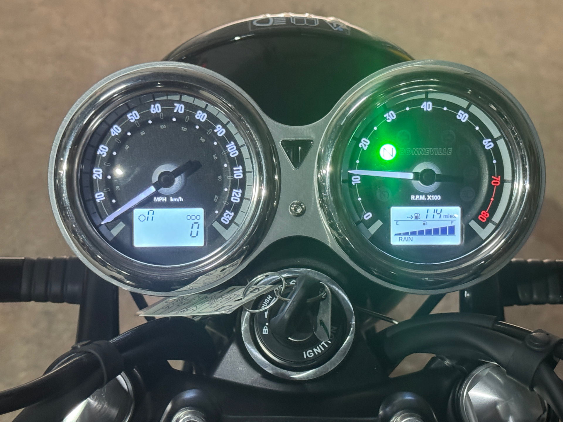 2025 Triumph Bonneville T120 Black in Manchester, New Hampshire - Photo 15