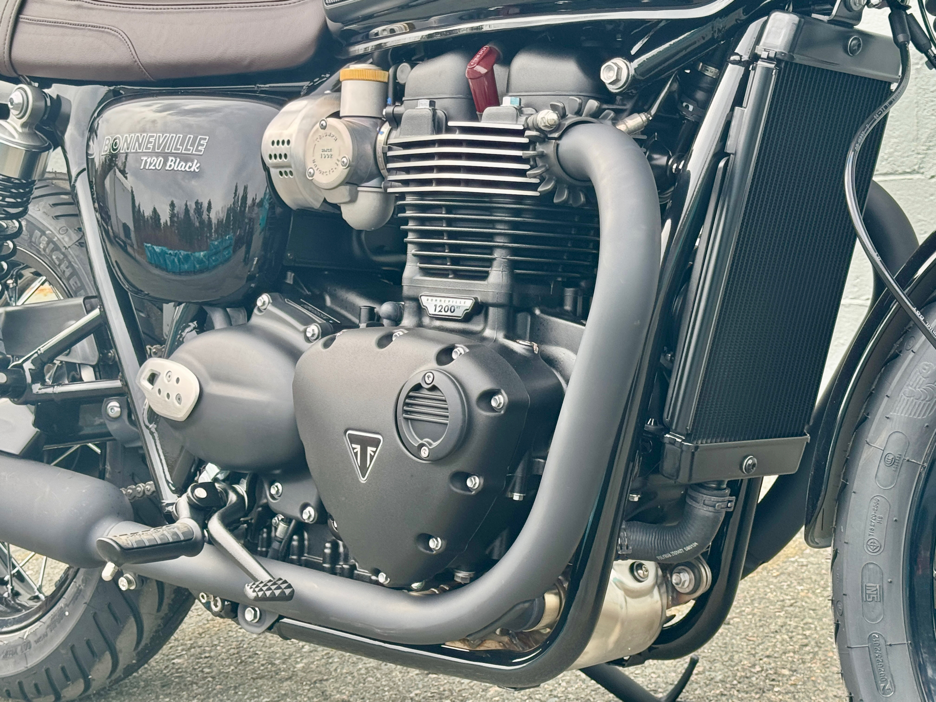 2025 Triumph Bonneville T120 Black in Manchester, New Hampshire - Photo 10