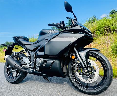 2025 Yamaha YZF-R3 in Enfield, Connecticut - Photo 11