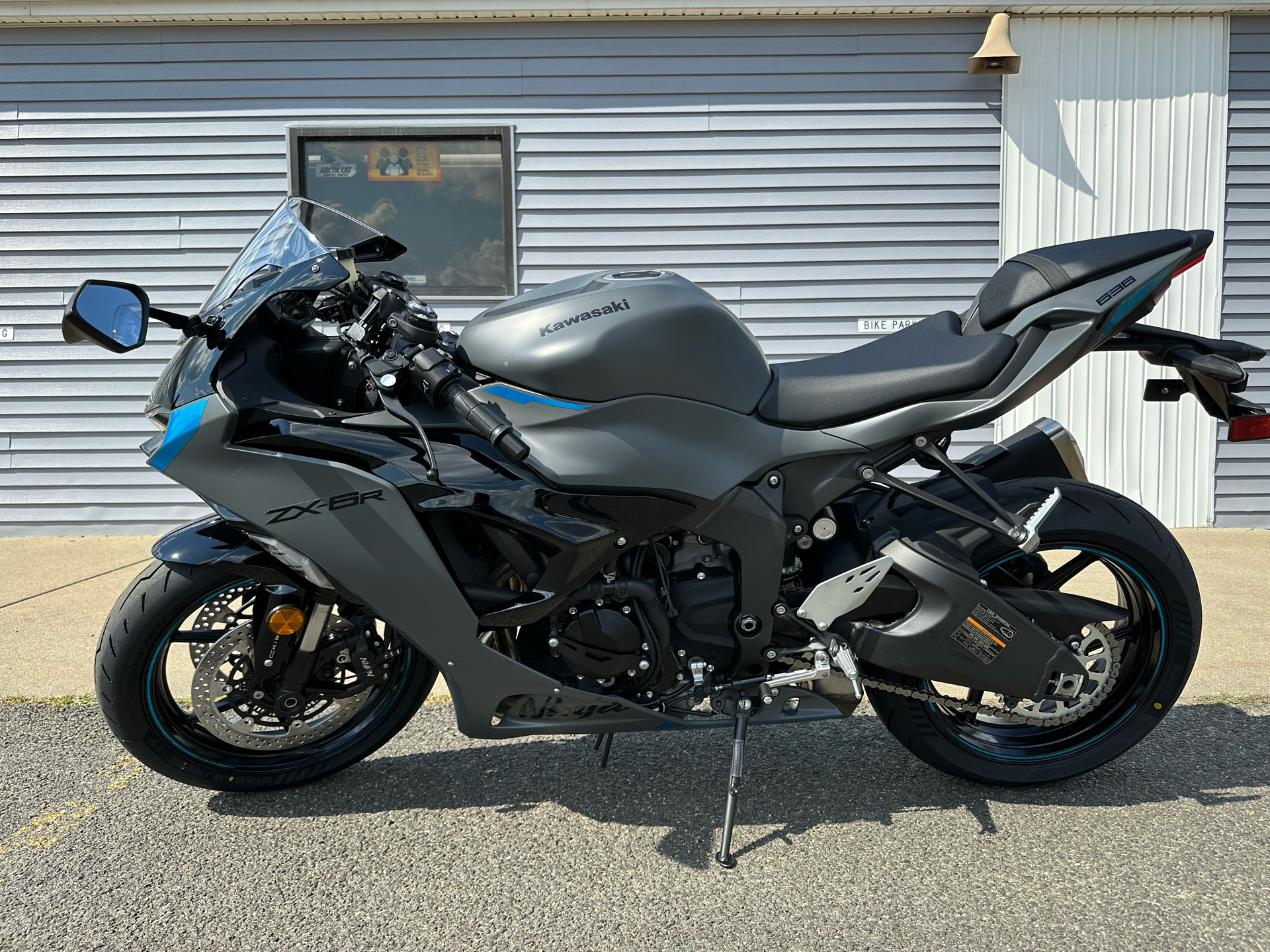 2025 Kawasaki Ninja ZX-6R ABS in Enfield, Connecticut - Photo 2