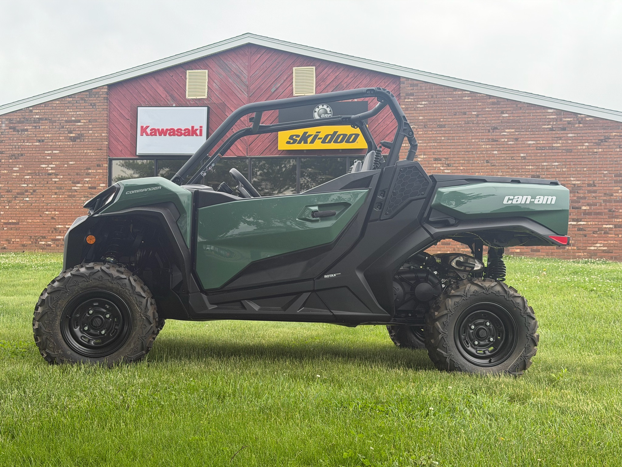 2026 Can-Am™ Commander DPS 700 1