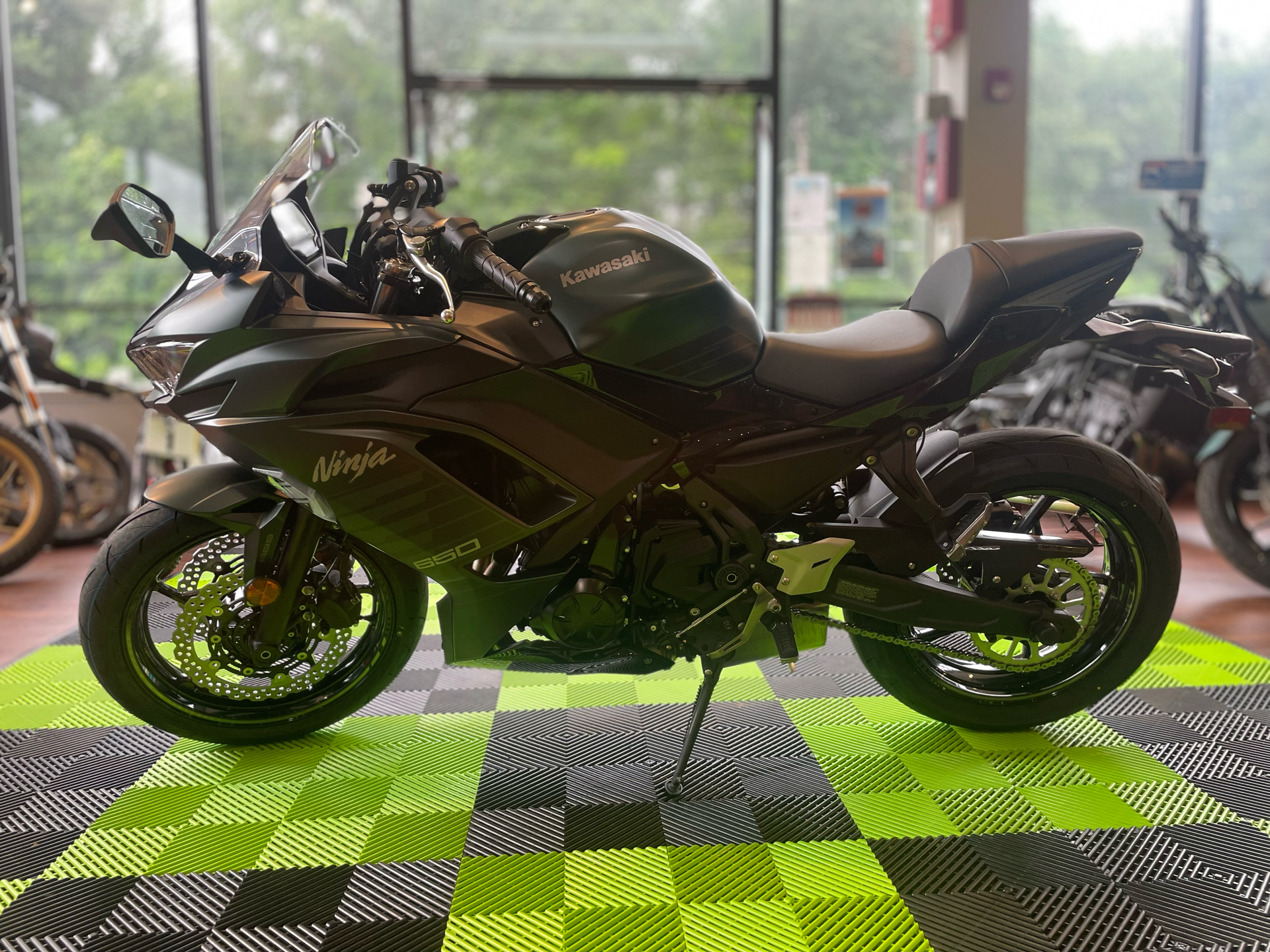 2025 Kawasaki Ninja 650 ABS in Tyngsboro, Massachusetts - Photo 2
