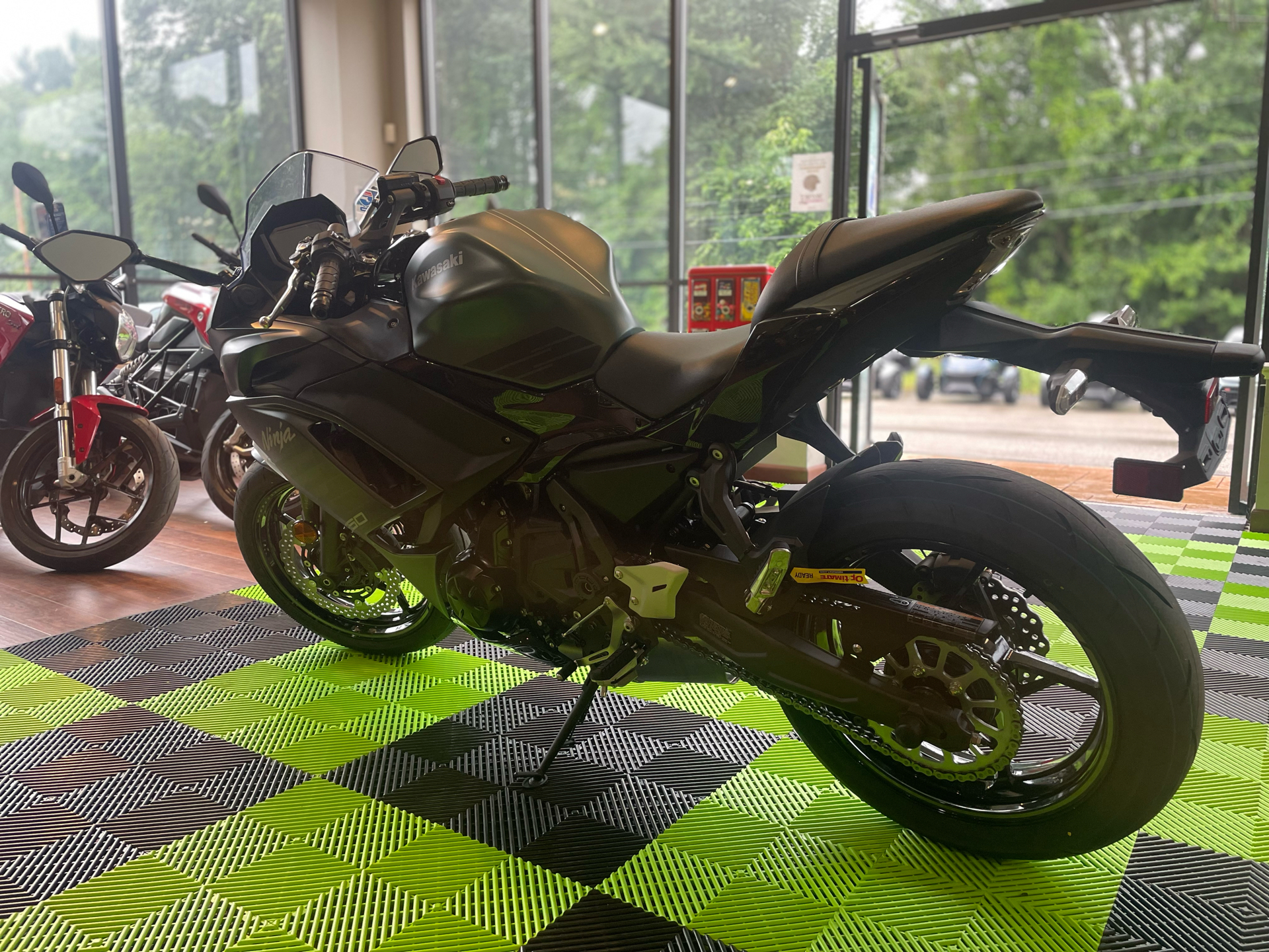 2025 Kawasaki Ninja 650 ABS in Tyngsboro, Massachusetts - Photo 4