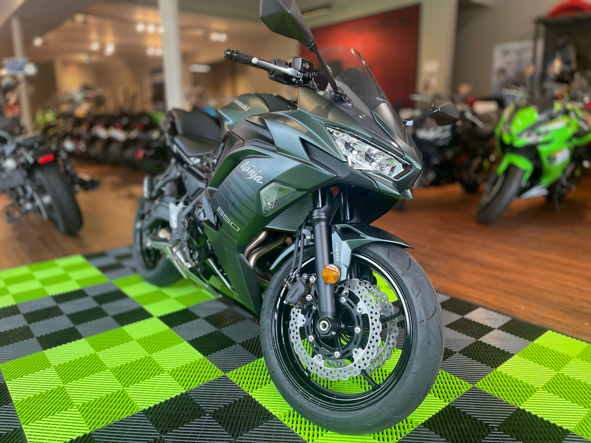 2025 Kawasaki Ninja 650 ABS in Tyngsboro, Massachusetts - Photo 6