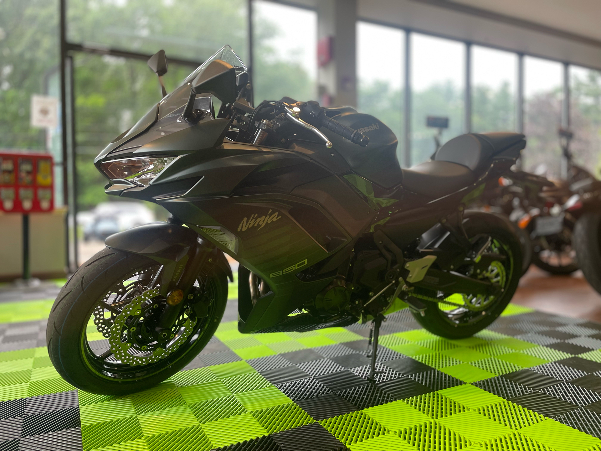 2025 Kawasaki Ninja 650 ABS in Tyngsboro, Massachusetts - Photo 7