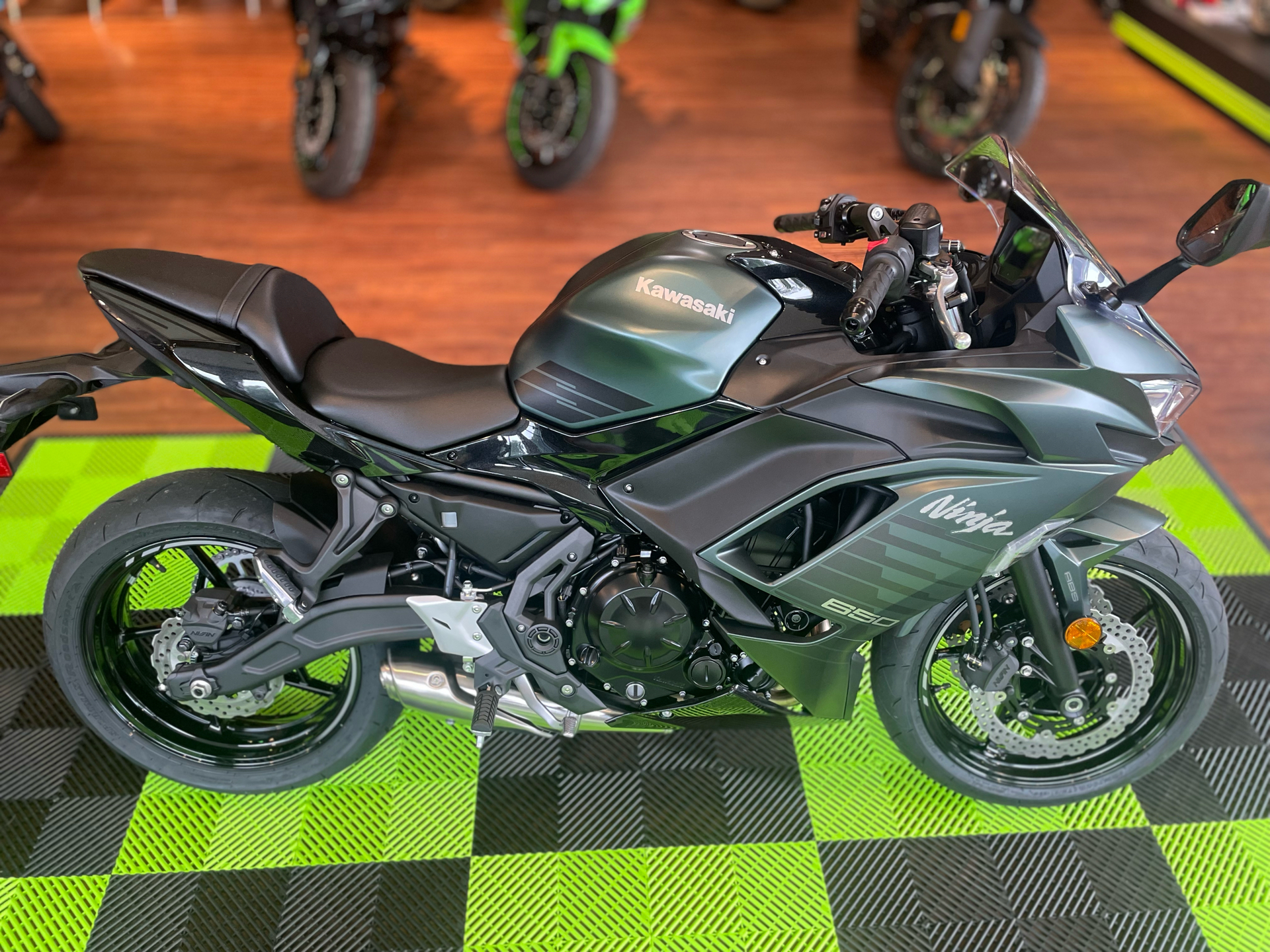 2025 Kawasaki Ninja 650 ABS in Tyngsboro, Massachusetts - Photo 11
