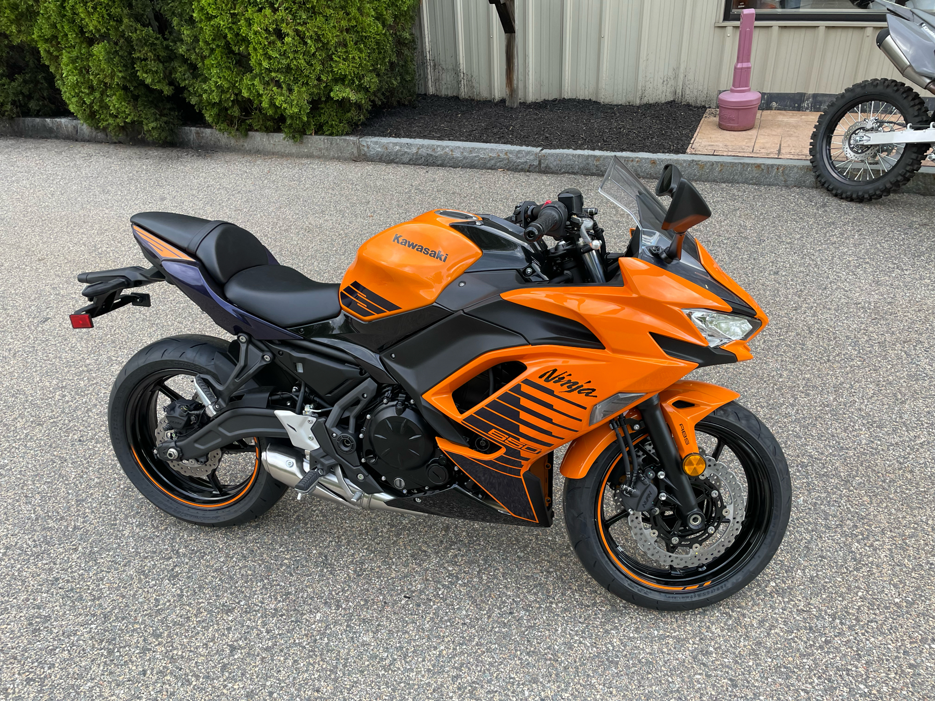 2025 Kawasaki Ninja 650 ABS in Tyngsboro, Massachusetts - Photo 15