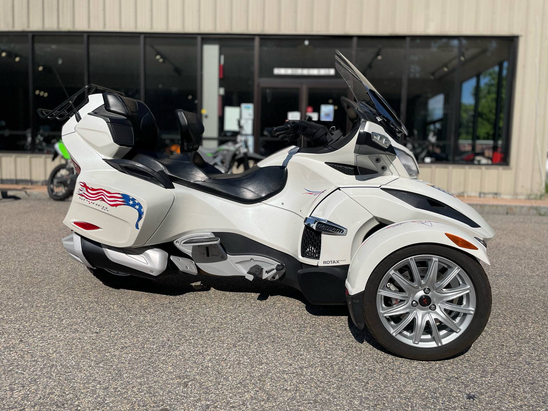 2017 Can-Am Spyder RT Limited in Tyngsboro, Massachusetts - Photo 2