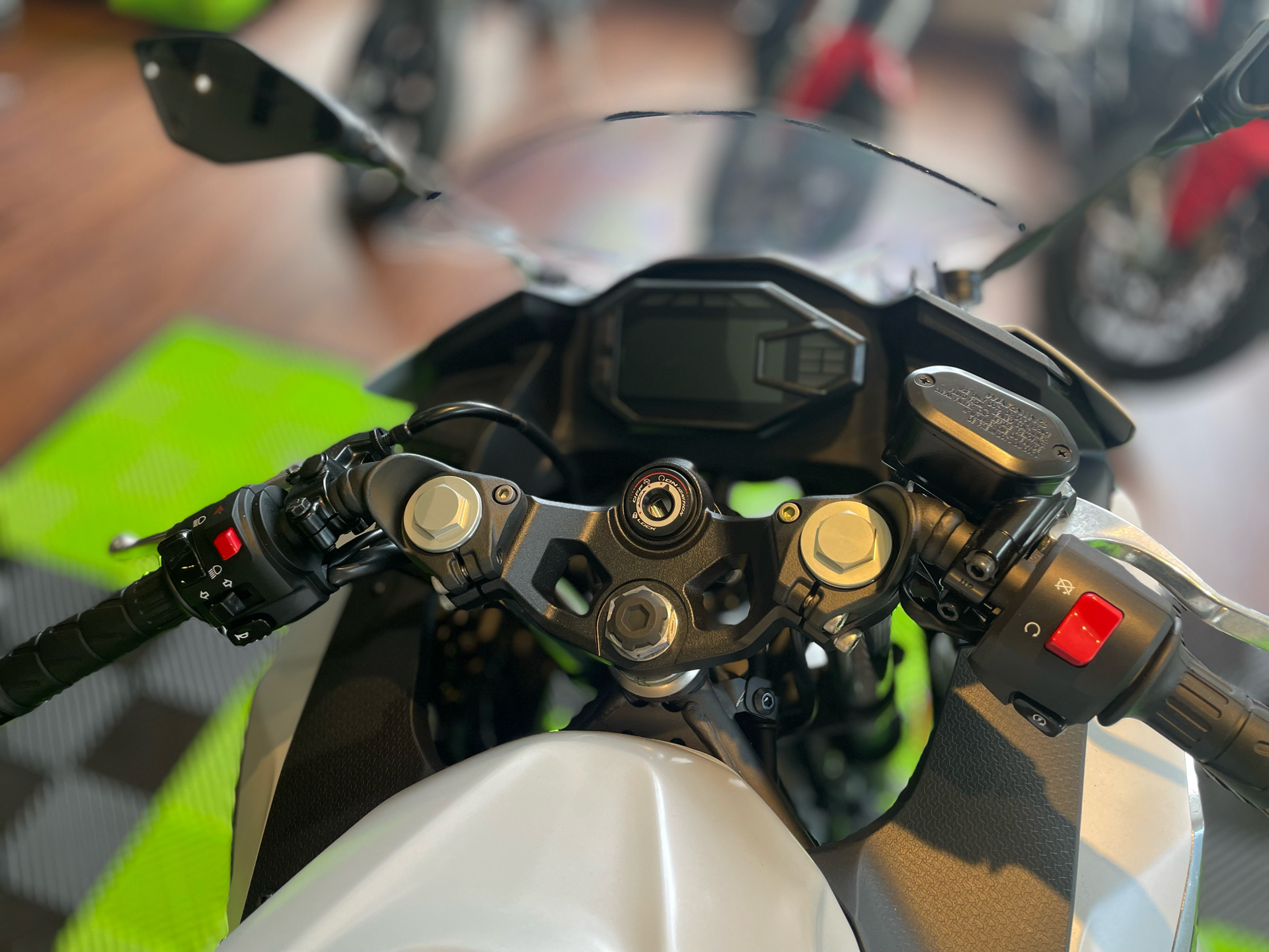 2025 Kawasaki Ninja 500 ABS in Tyngsboro, Massachusetts - Photo 7