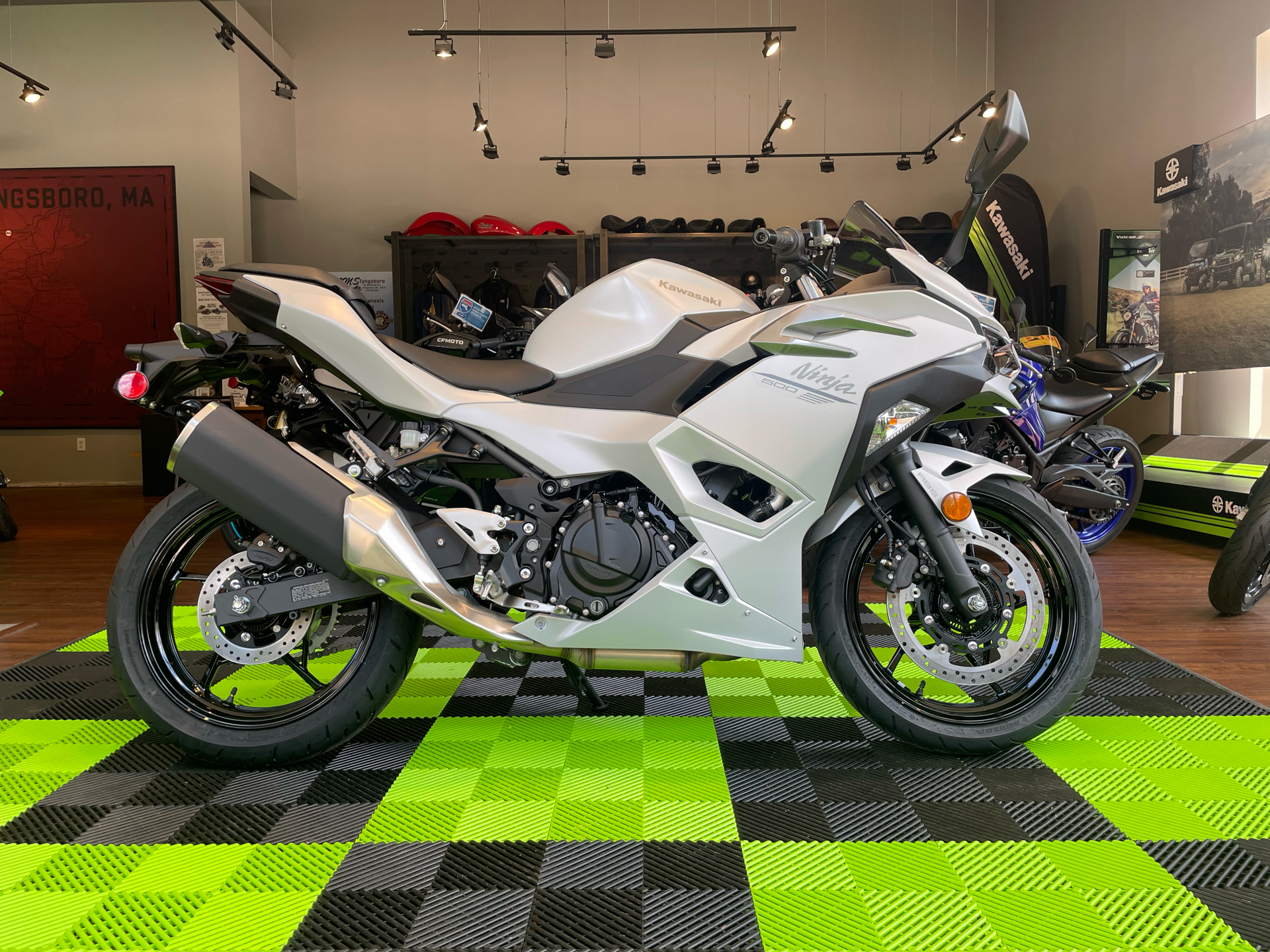 2025 Kawasaki Ninja 500 ABS in Tyngsboro, Massachusetts - Photo 10