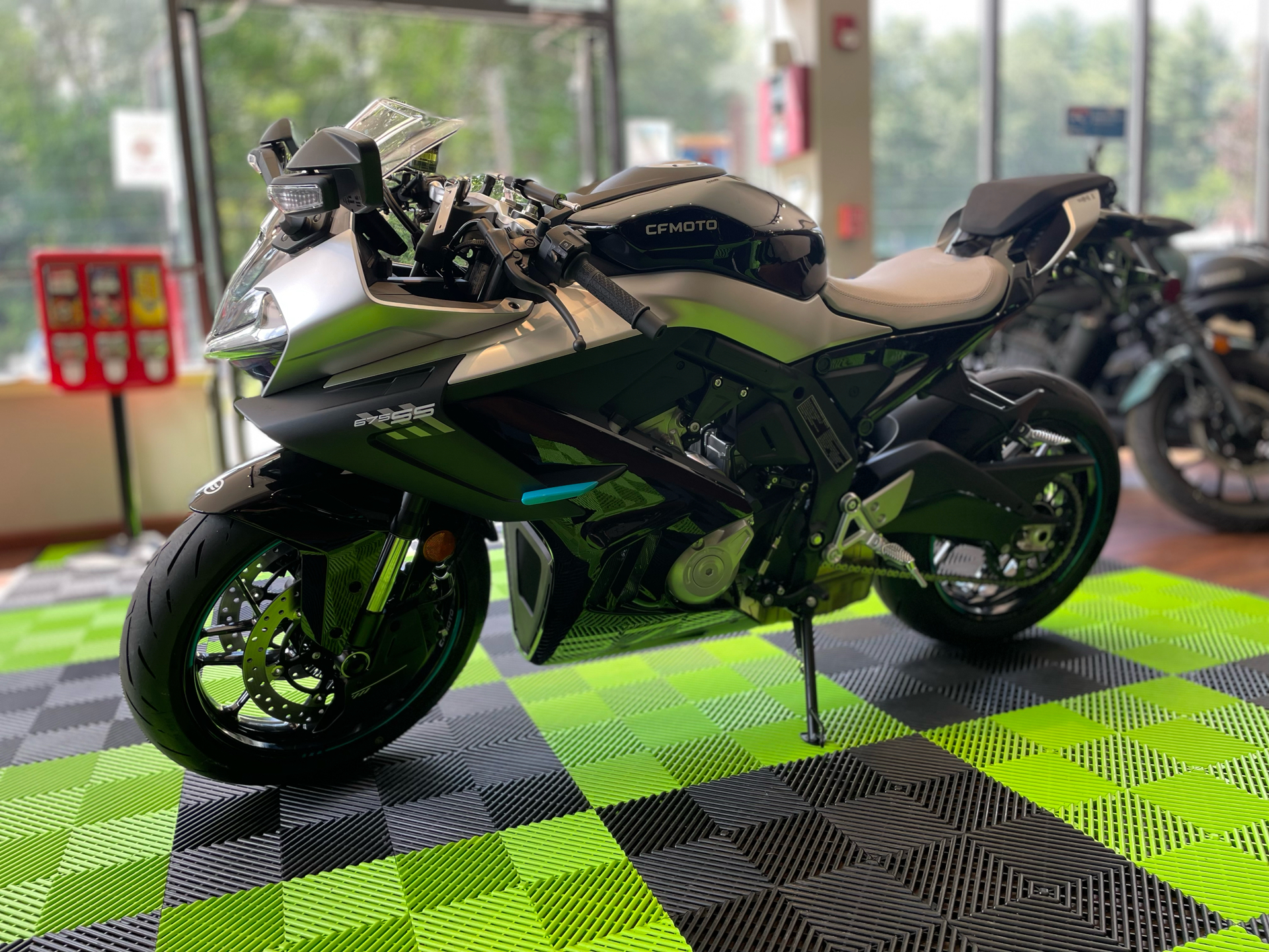 2025 CFMOTO 675SS in Tyngsboro, Massachusetts - Photo 2