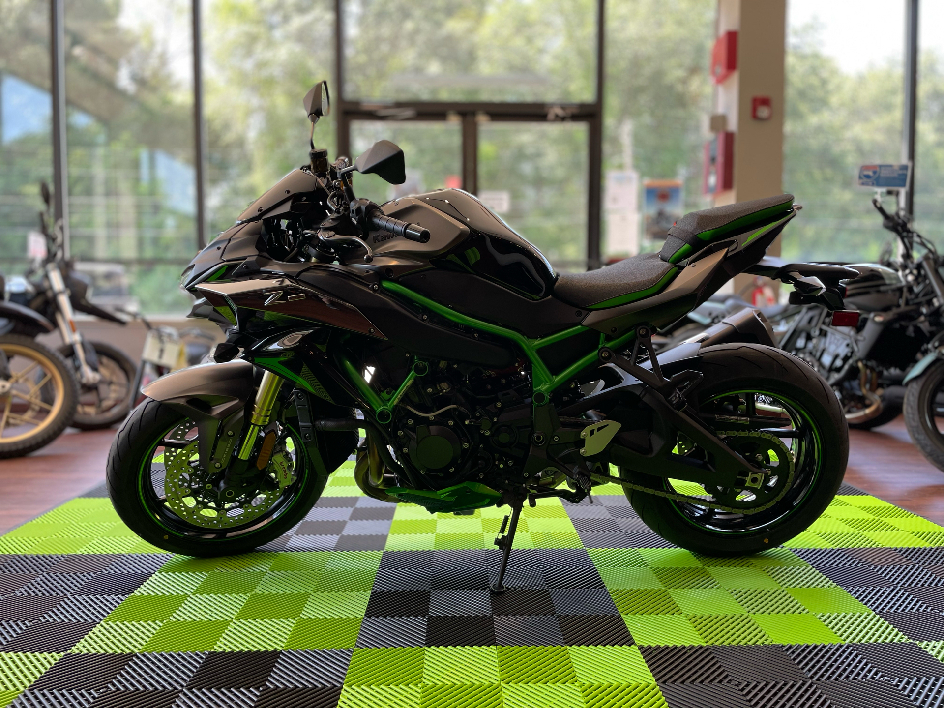 2025 Kawasaki Z H2 SE ABS in Tyngsboro, Massachusetts - Photo 2