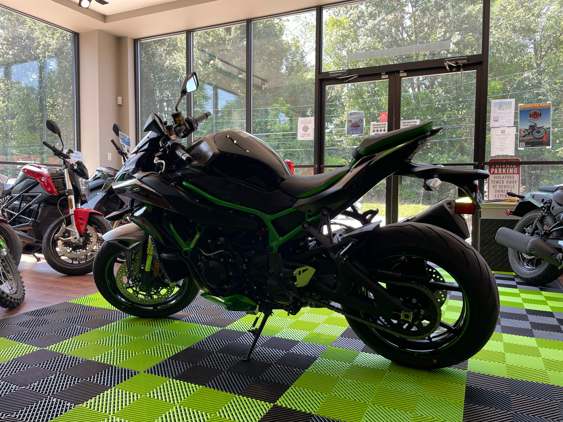 2025 Kawasaki Z H2 SE ABS in Tyngsboro, Massachusetts - Photo 9