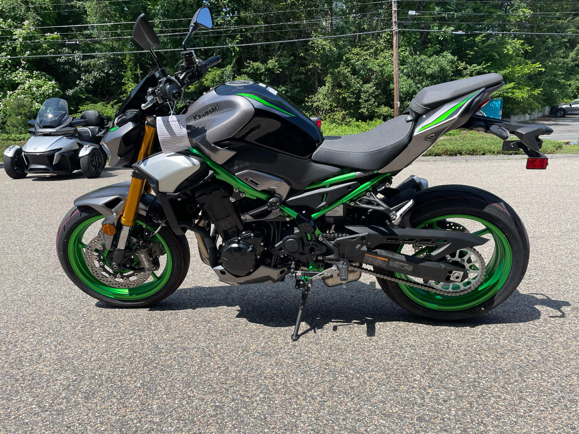 2025 Kawasaki Z900 SE ABS in Tyngsboro, Massachusetts - Photo 8