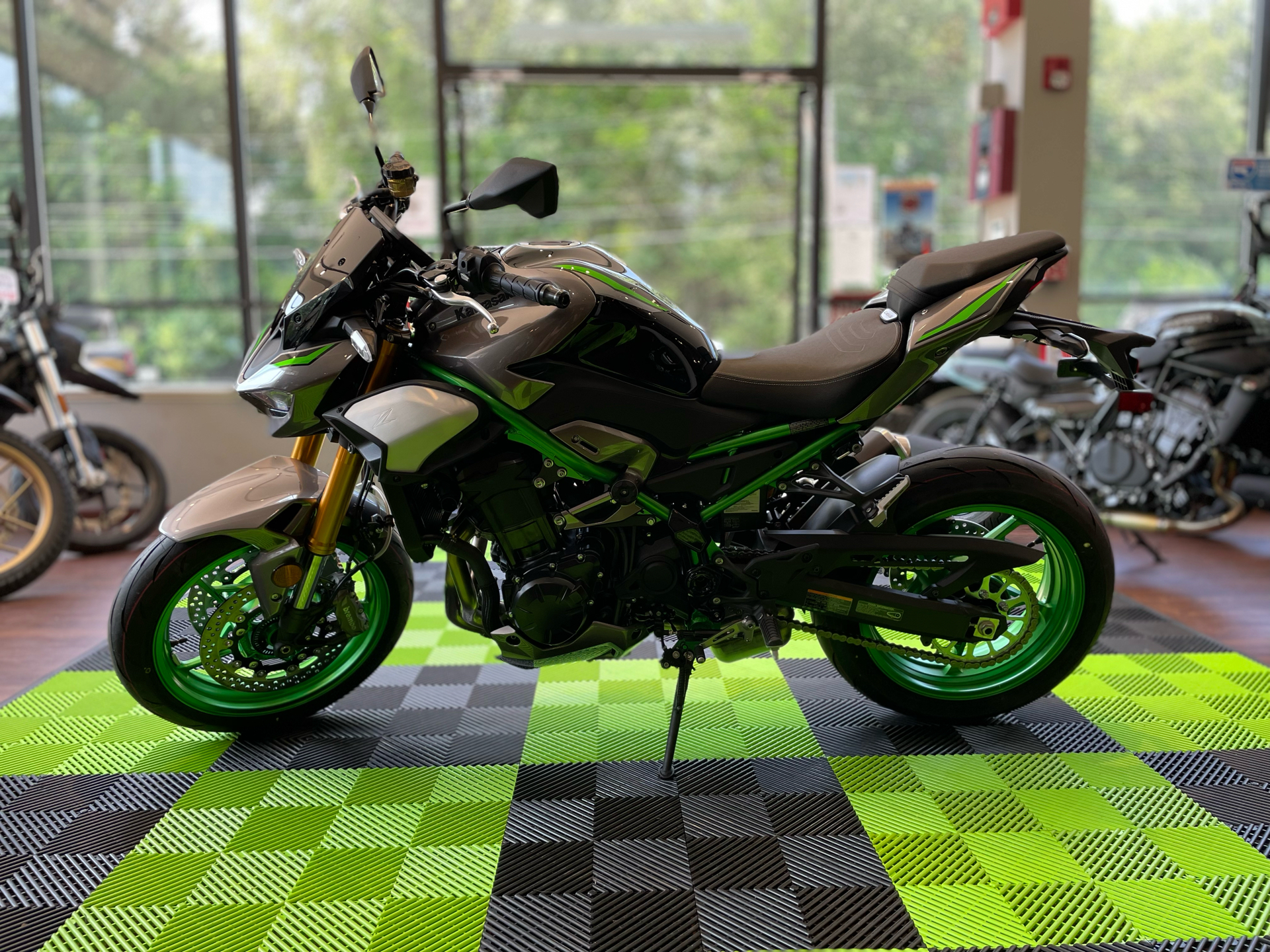 2025 Kawasaki Z900 SE ABS in Tyngsboro, Massachusetts - Photo 4
