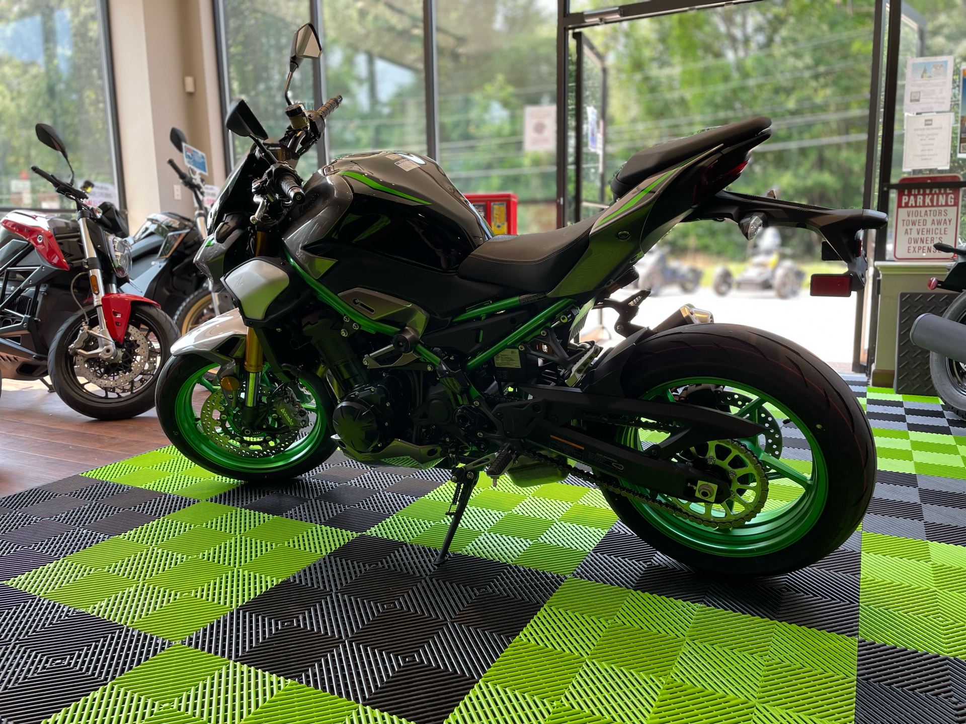 2025 Kawasaki Z900 SE ABS in Tyngsboro, Massachusetts - Photo 14