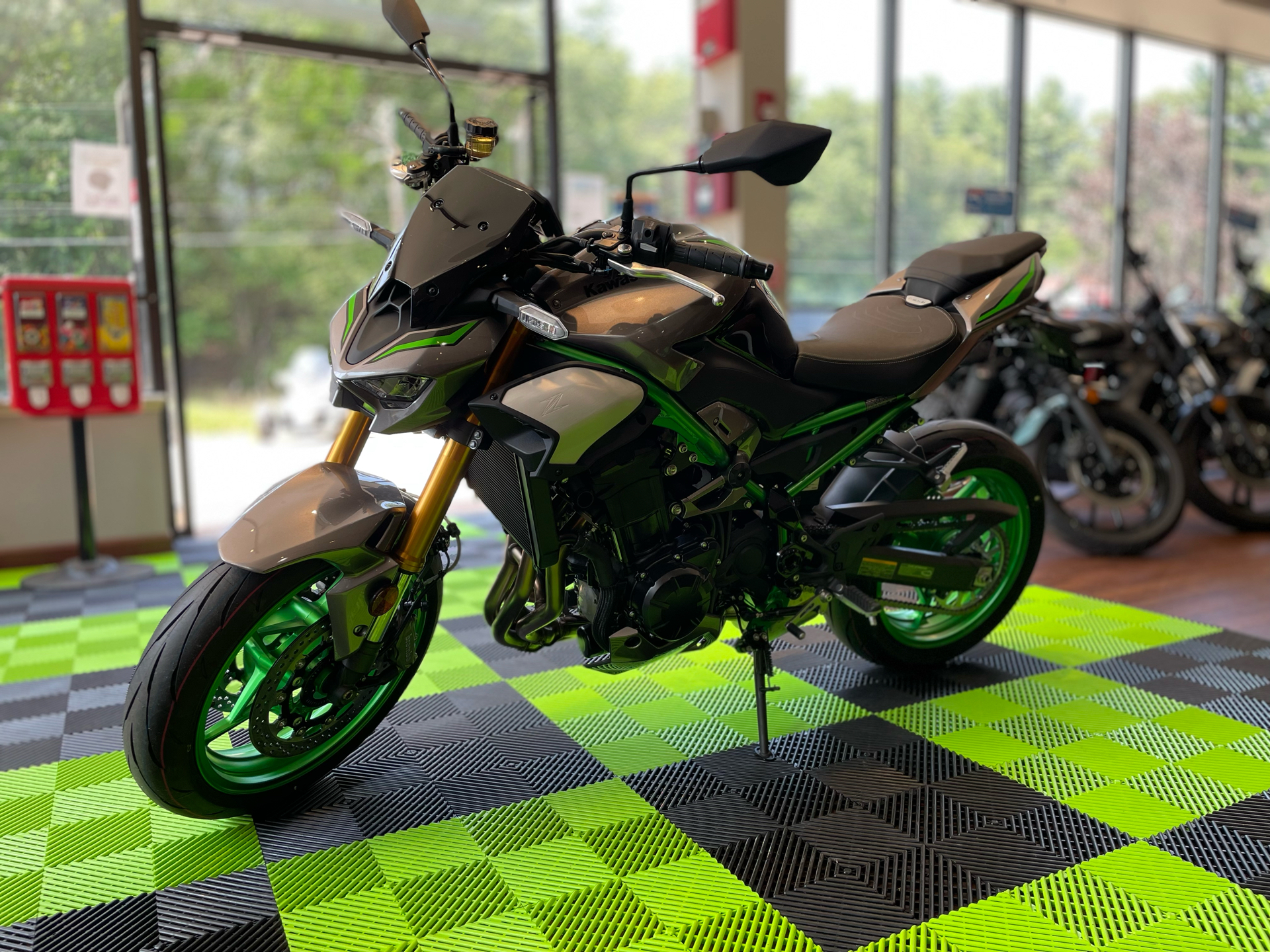 2025 Kawasaki Z900 SE ABS in Tyngsboro, Massachusetts - Photo 2