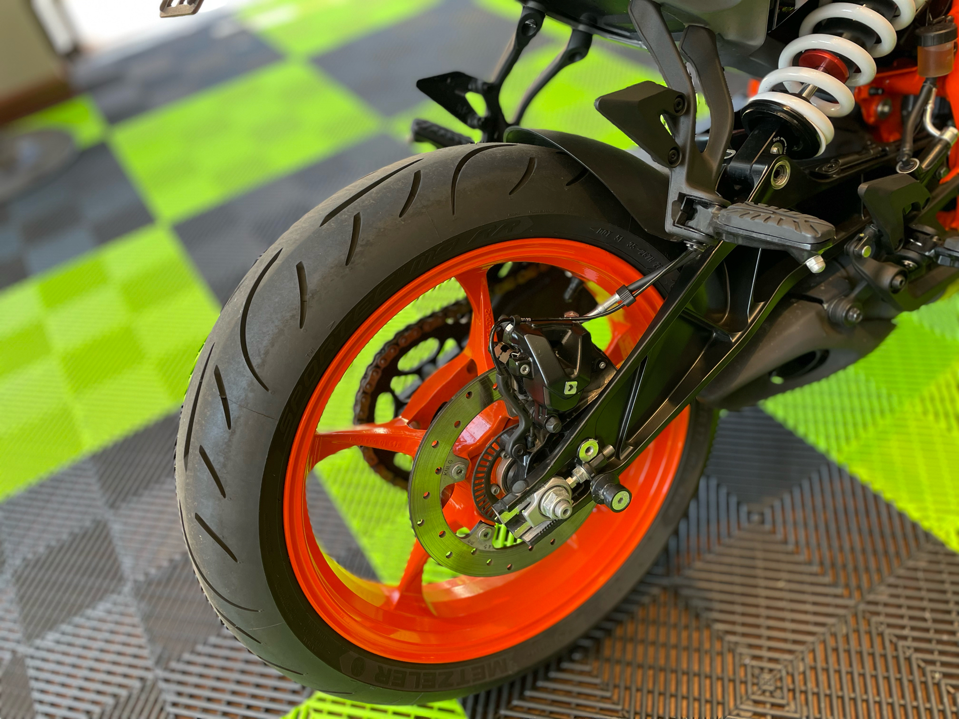 2024 KTM 390 Duke in Tyngsboro, Massachusetts - Photo 14