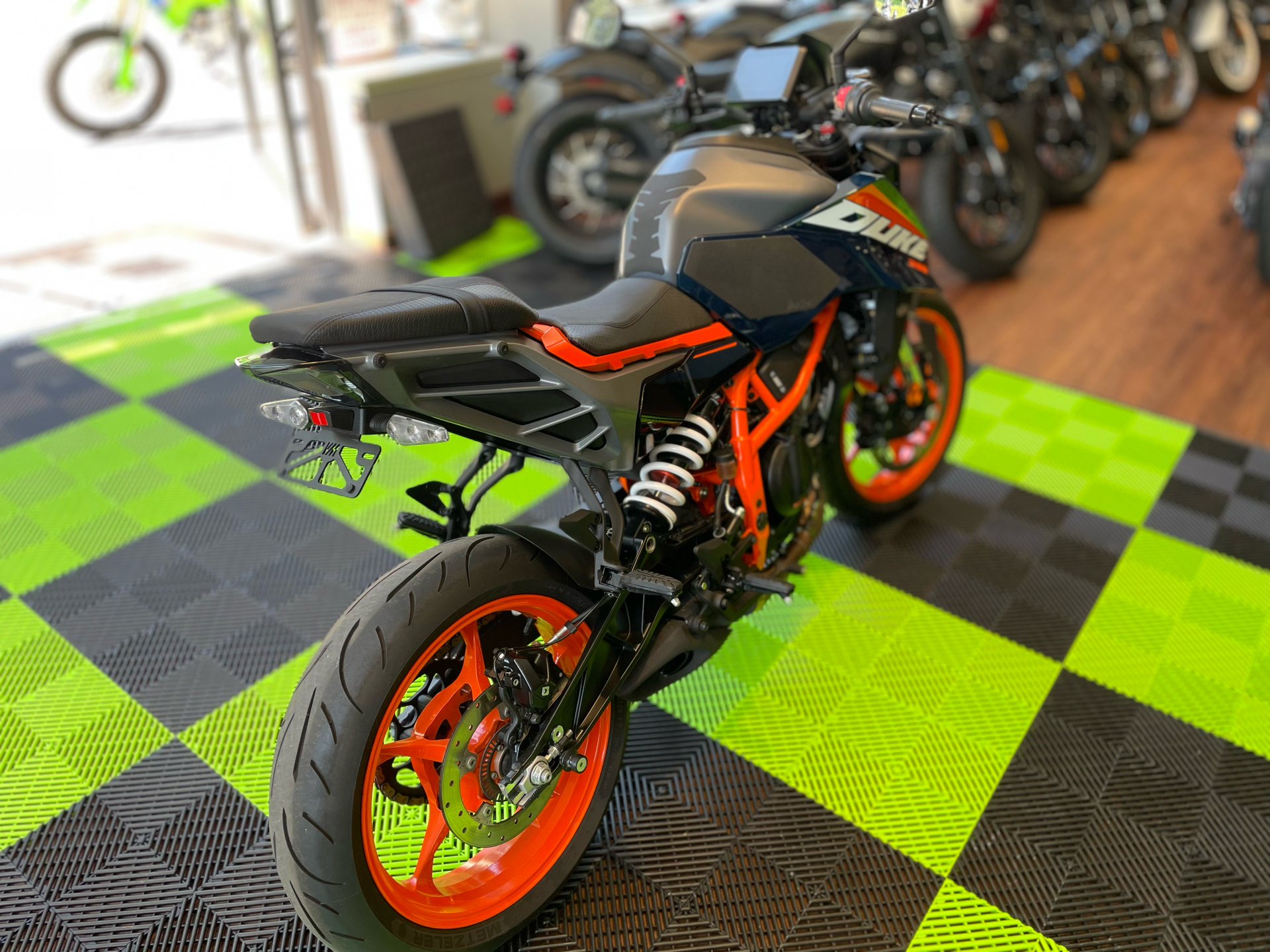 2024 KTM 390 Duke in Tyngsboro, Massachusetts - Photo 17