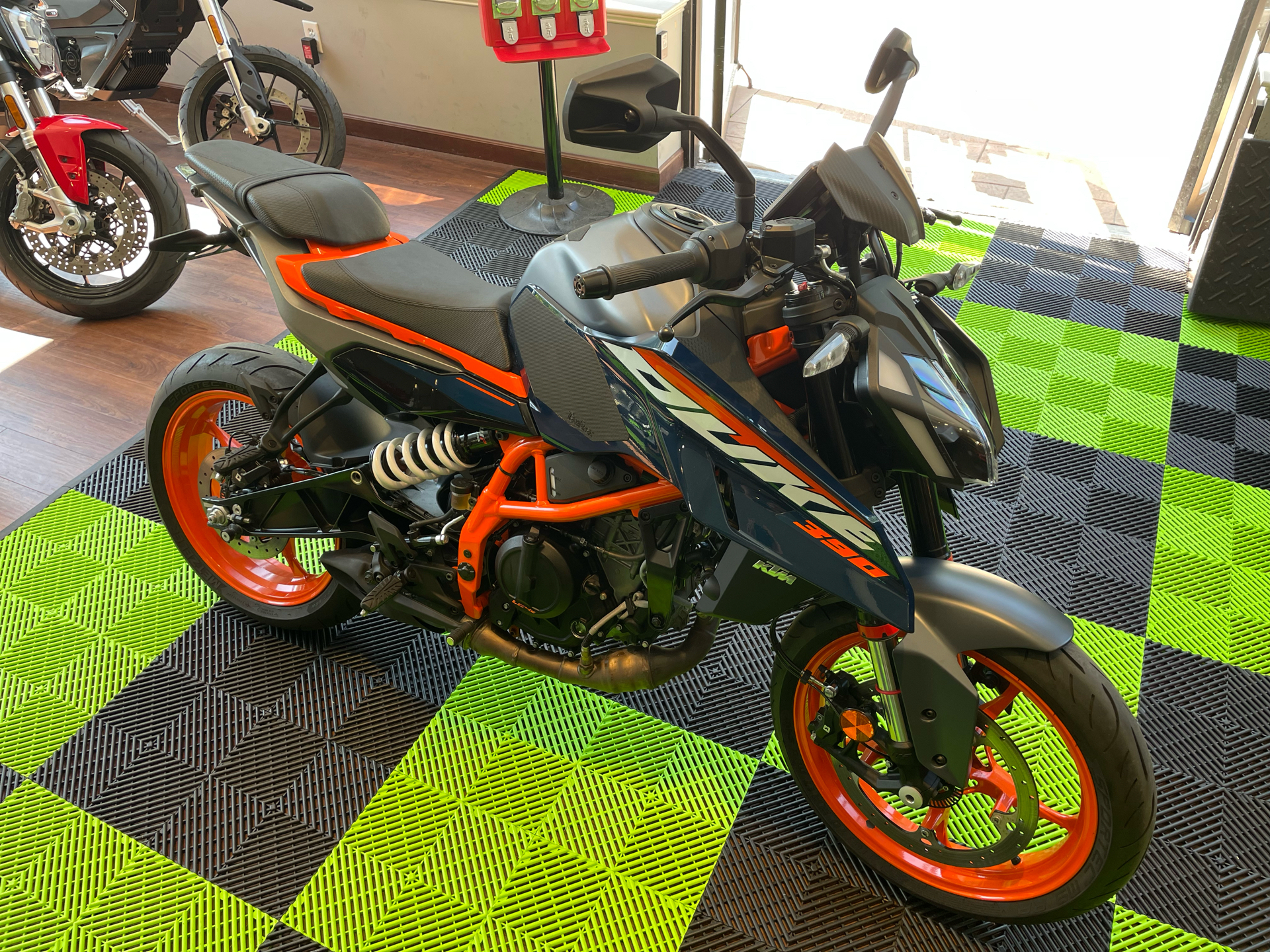 2024 KTM 390 Duke in Tyngsboro, Massachusetts - Photo 19