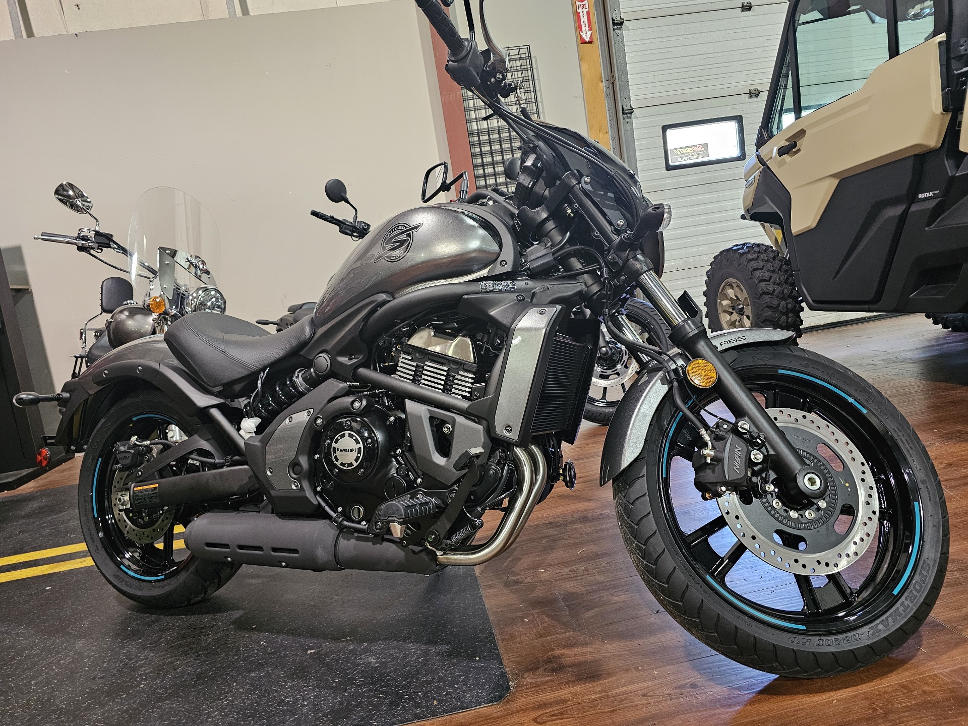 2025 Kawasaki Vulcan S Cafe ABS in Tyngsboro, Massachusetts - Photo 2