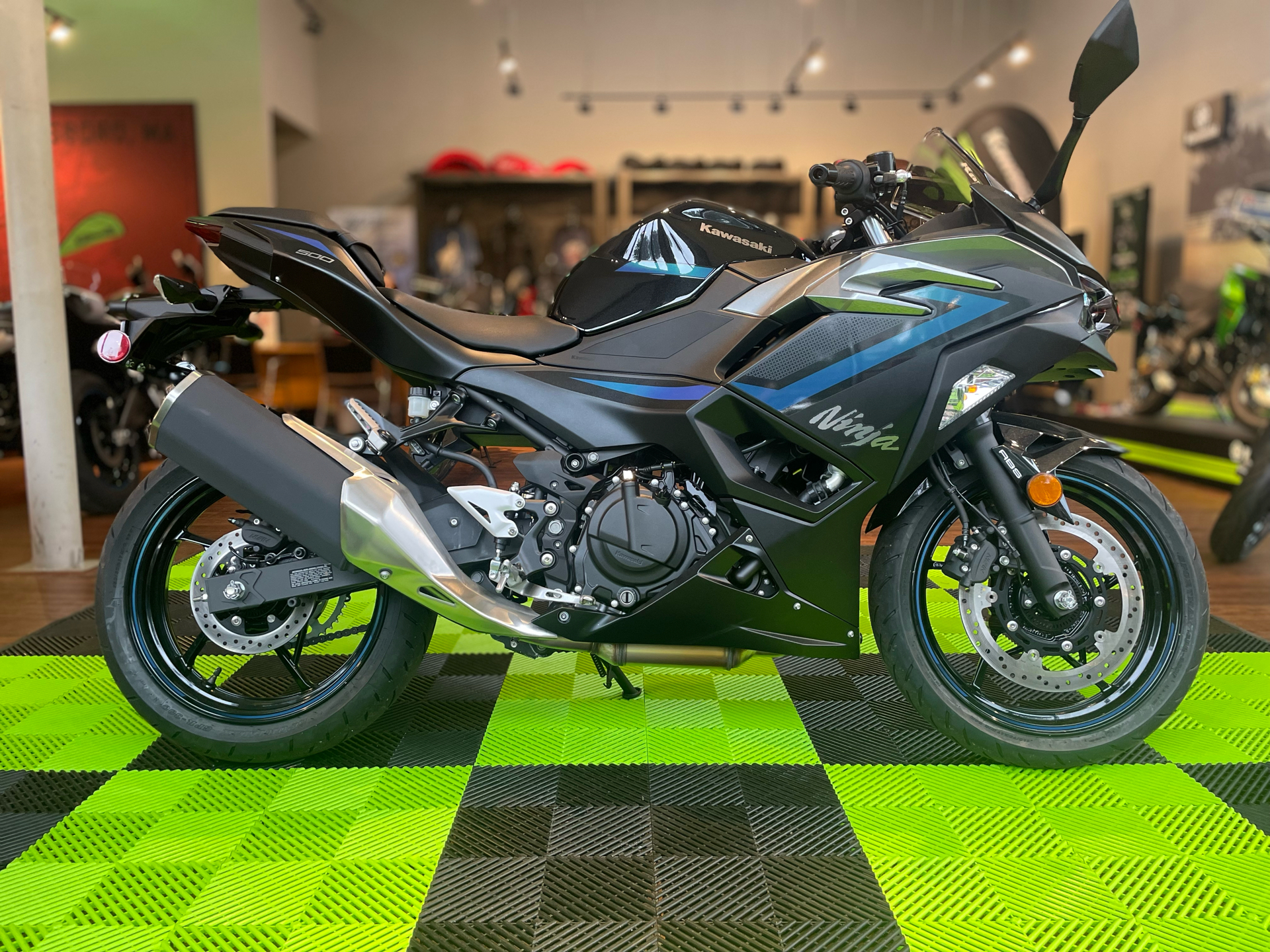 2025 Kawasaki Ninja 500 ABS in Tyngsboro, Massachusetts - Photo 3