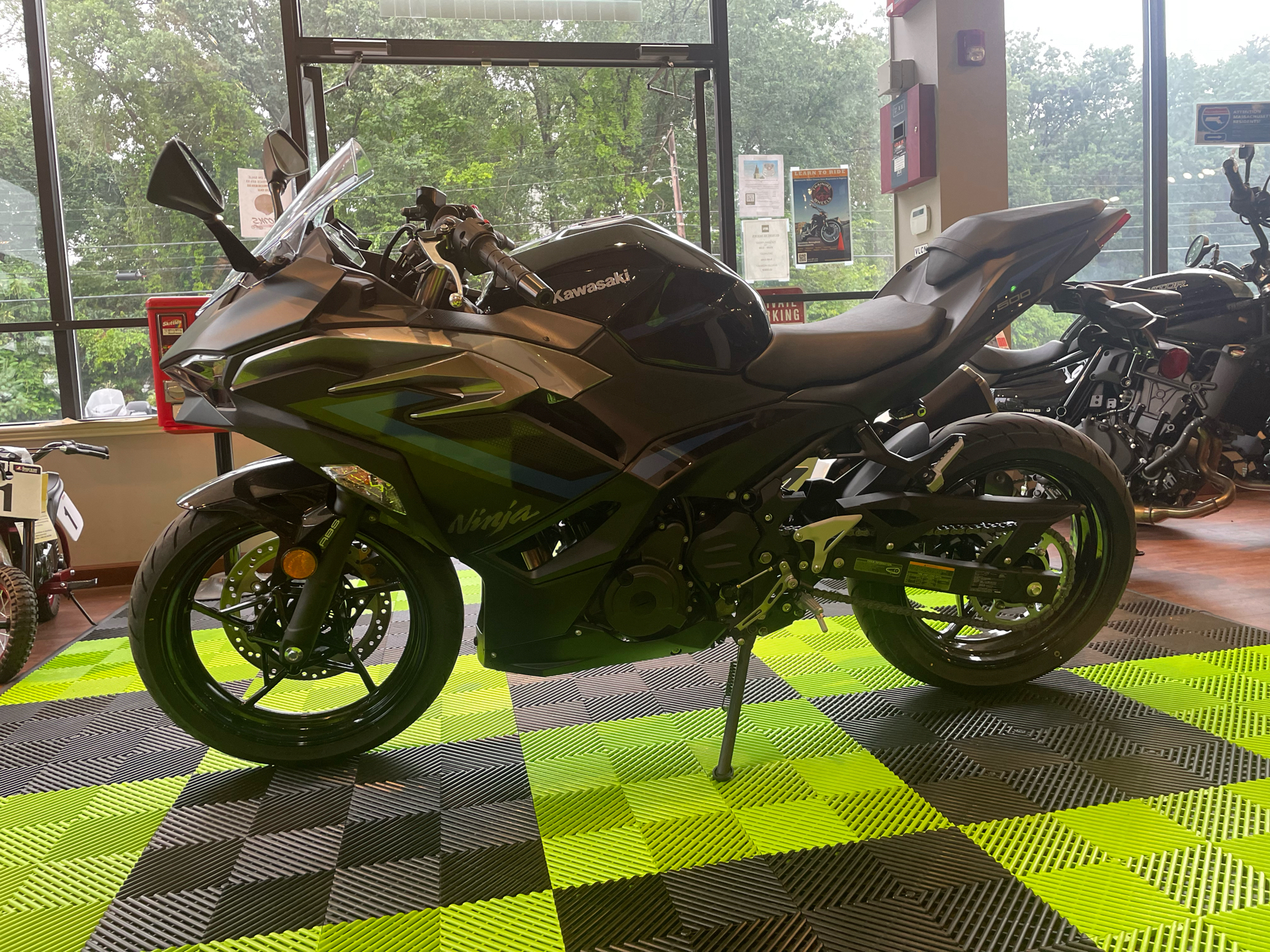 2025 Kawasaki Ninja 500 ABS in Tyngsboro, Massachusetts - Photo 2
