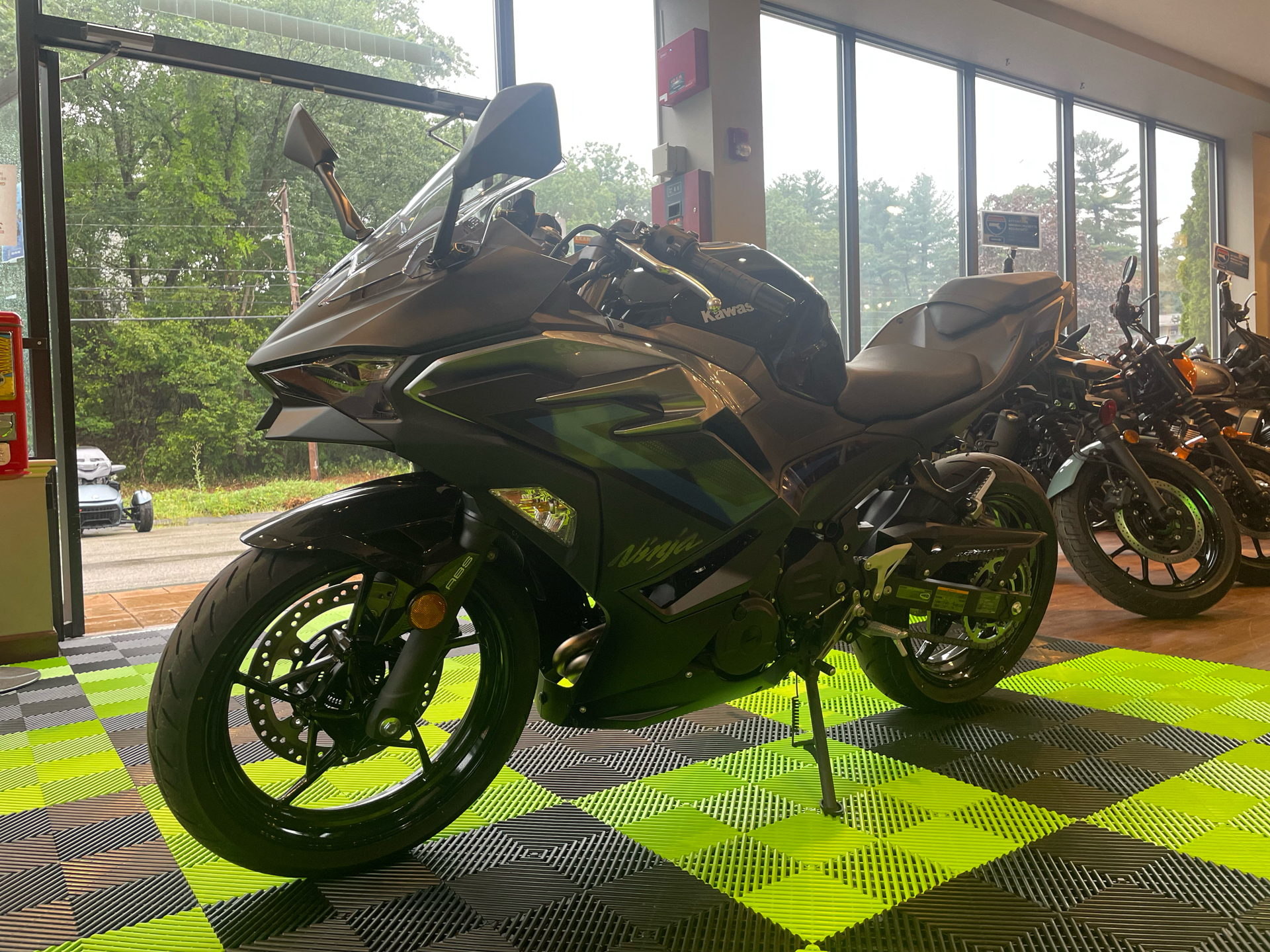 2025 Kawasaki Ninja 500 ABS in Tyngsboro, Massachusetts - Photo 5