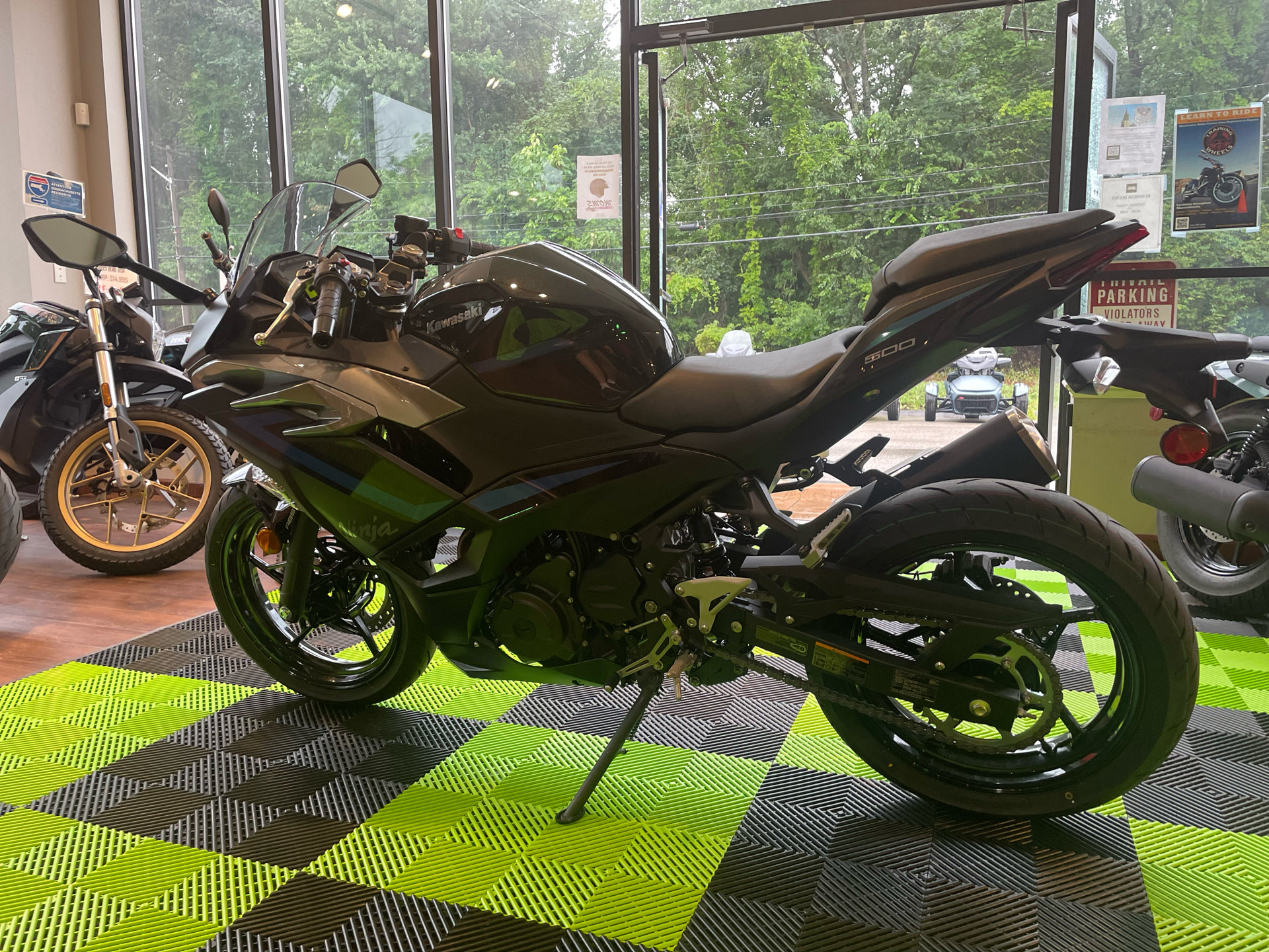 2025 Kawasaki Ninja 500 ABS in Tyngsboro, Massachusetts - Photo 6