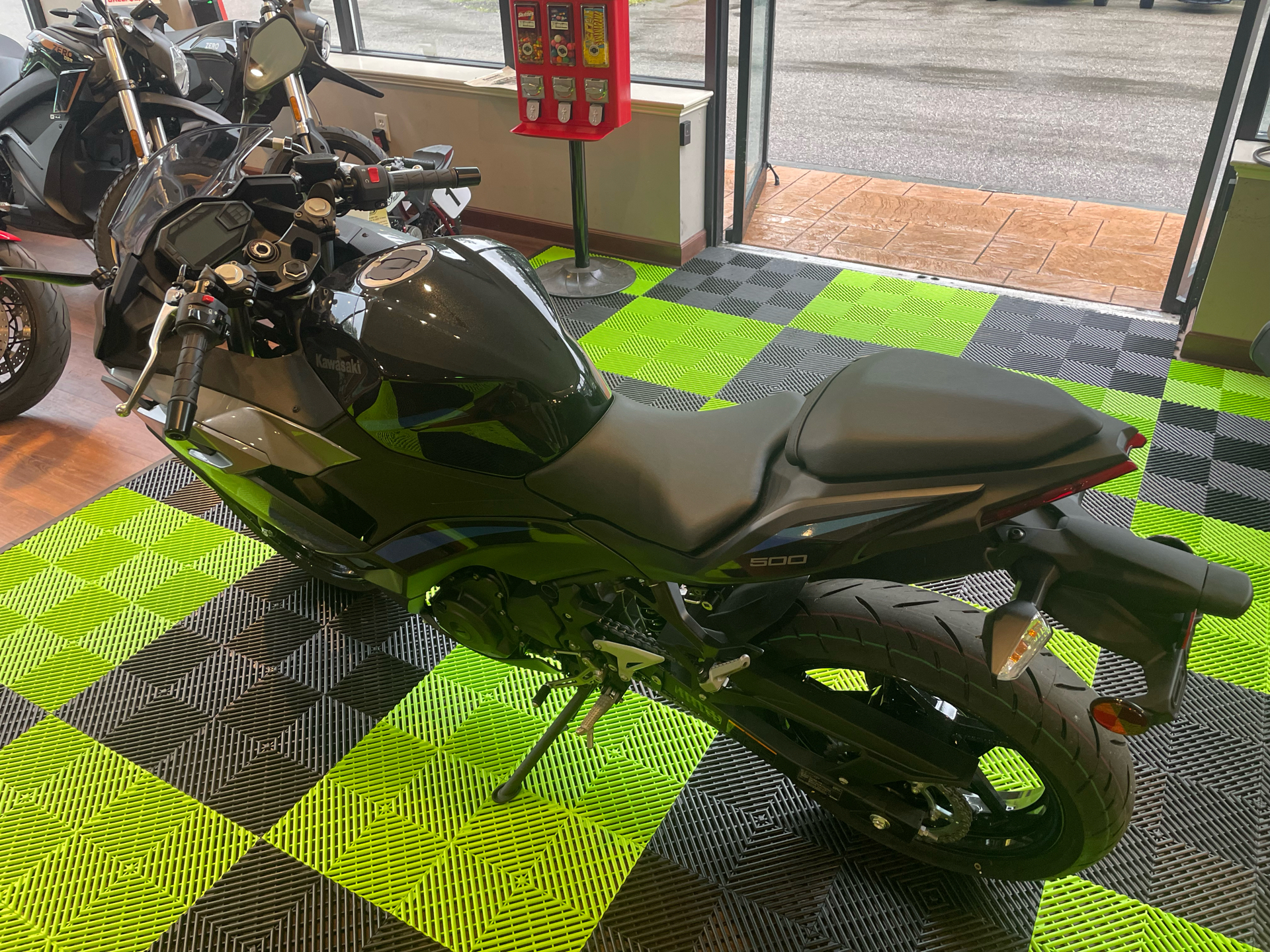 2025 Kawasaki Ninja 500 ABS in Tyngsboro, Massachusetts - Photo 10
