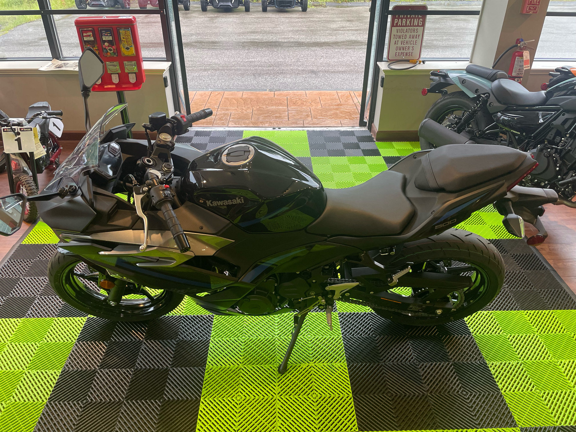 2025 Kawasaki Ninja 500 ABS in Tyngsboro, Massachusetts - Photo 12