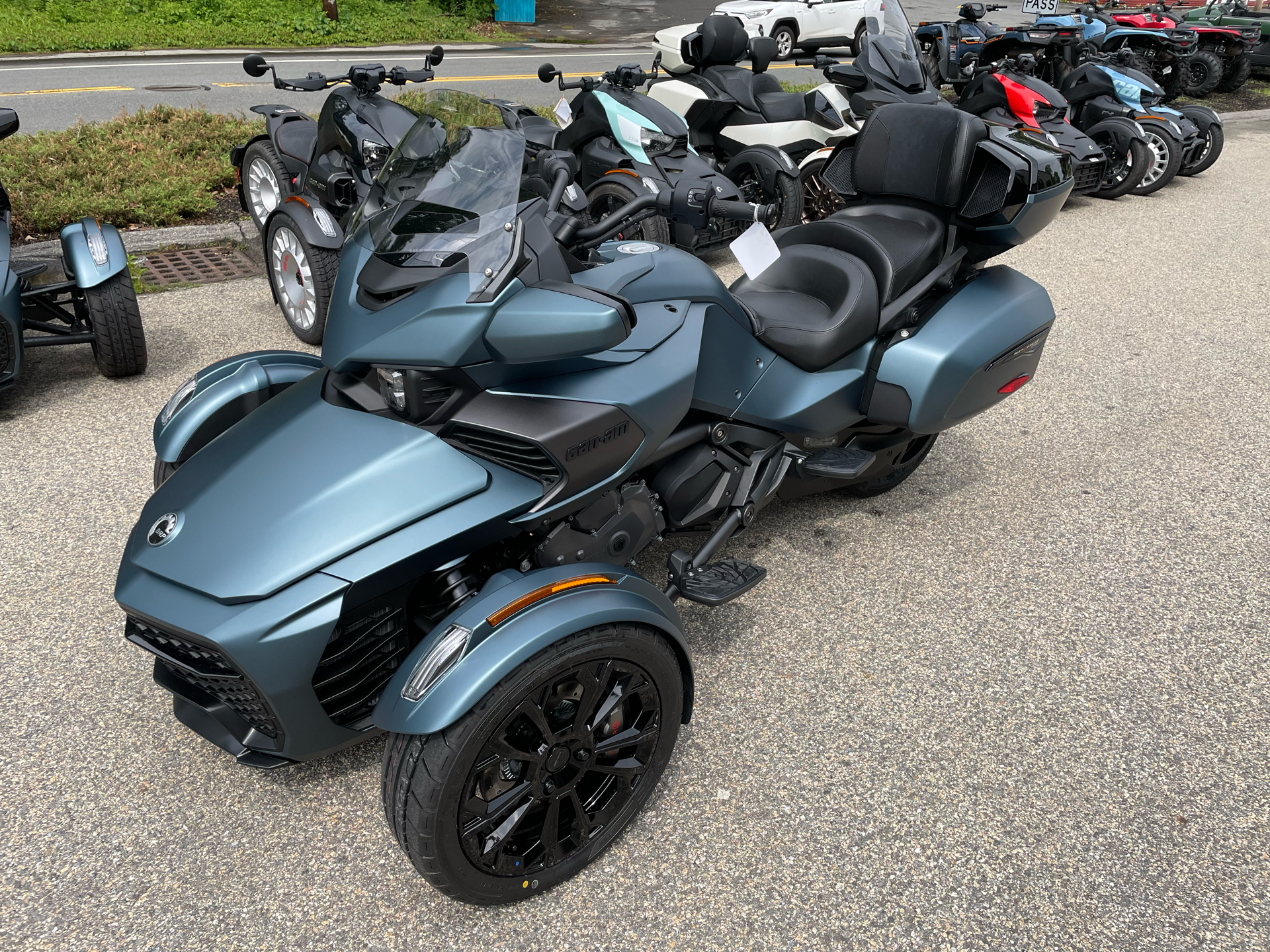 2025 Can-Am Spyder F3 Limited in Tyngsboro, Massachusetts - Photo 2