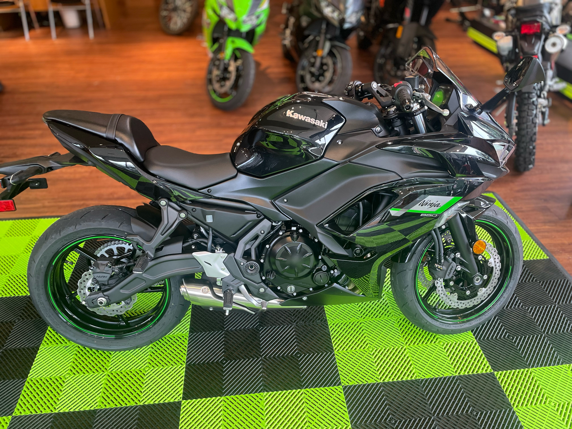2025 Kawasaki Ninja 650 in Tyngsboro, Massachusetts - Photo 7