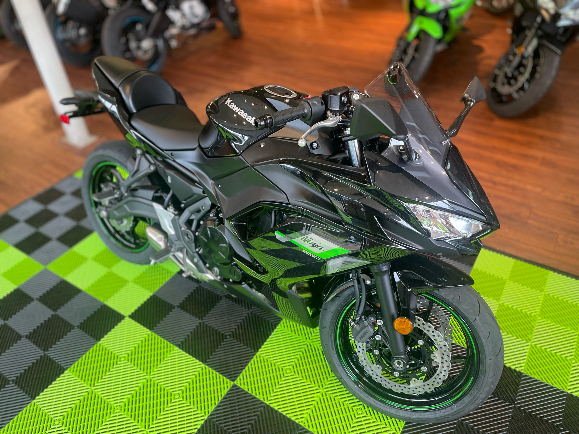 2025 Kawasaki Ninja 650 in Tyngsboro, Massachusetts - Photo 14