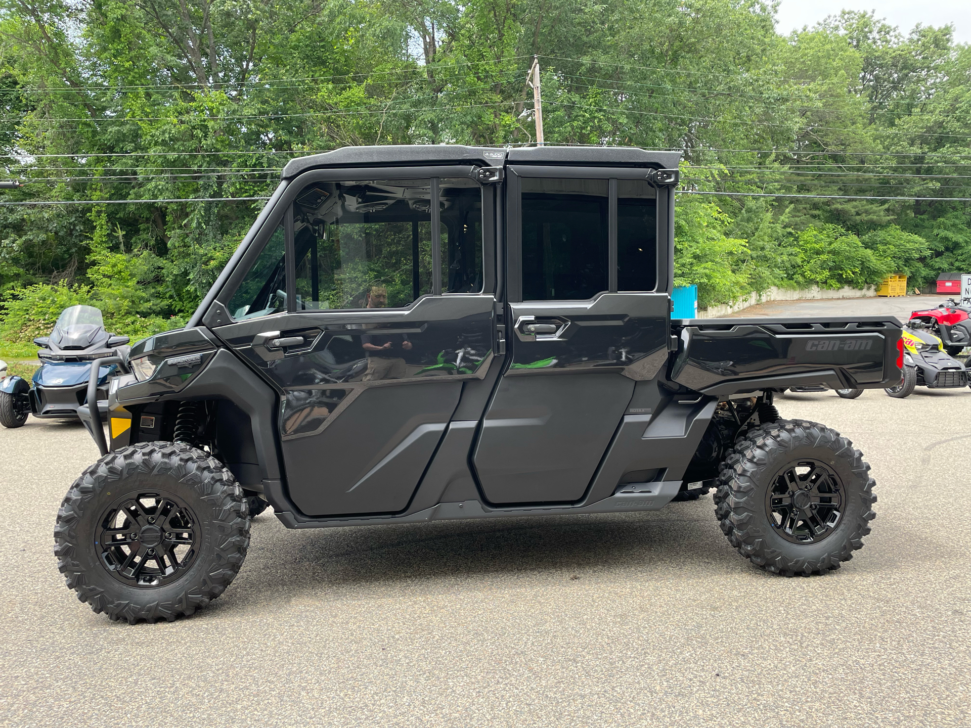 2025 Can-Am Defender MAX Lone Star CAB in Tyngsboro, Massachusetts - Photo 7