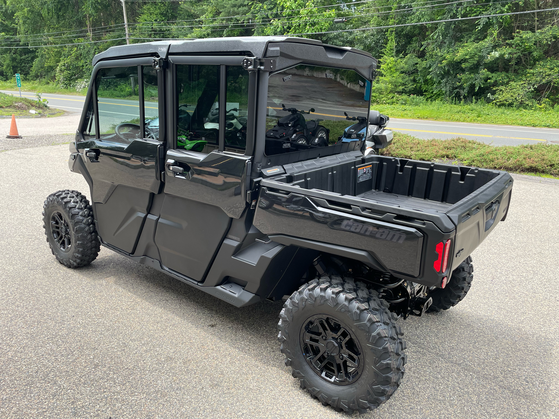2025 Can-Am Defender MAX Lone Star CAB in Tyngsboro, Massachusetts - Photo 10