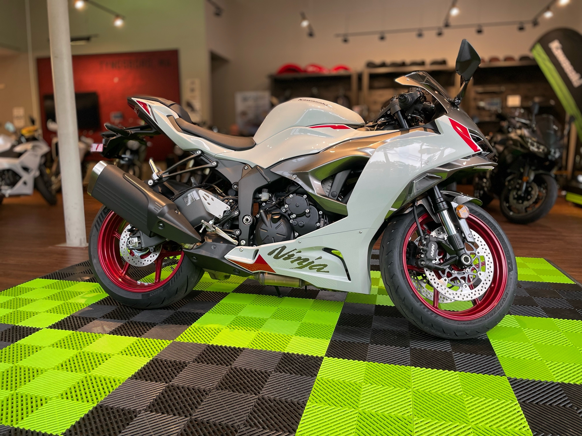 2025 Kawasaki Ninja ZX-6R in Tyngsboro, Massachusetts - Photo 8