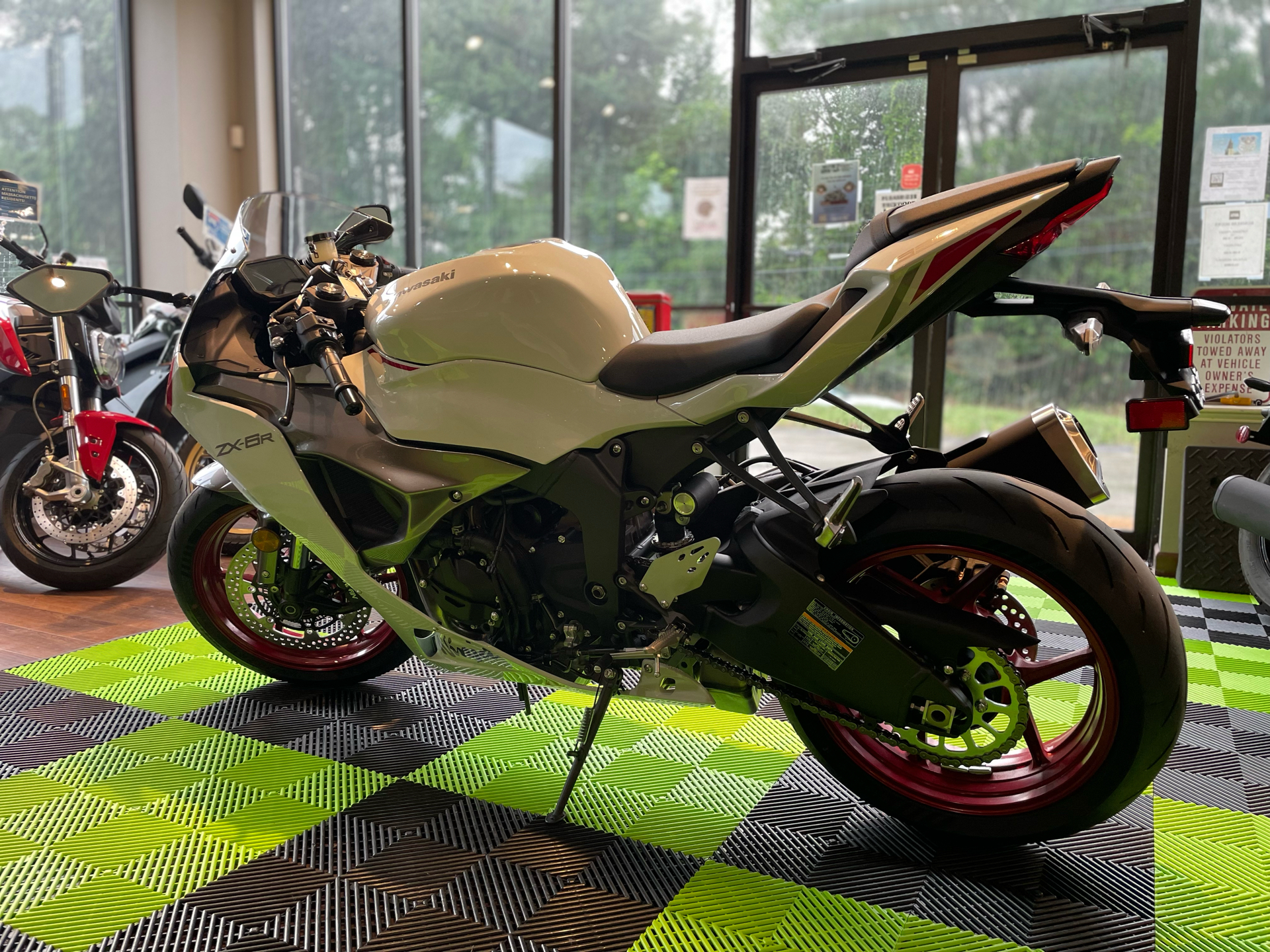 2025 Kawasaki Ninja ZX-6R in Tyngsboro, Massachusetts - Photo 10