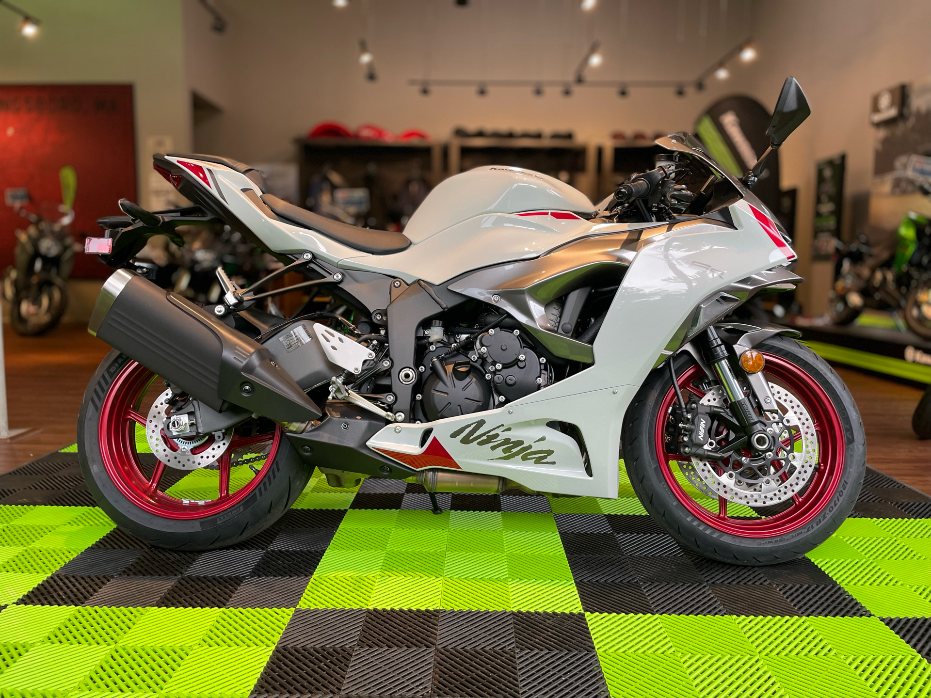 2025 Kawasaki Ninja ZX-6R in Tyngsboro, Massachusetts - Photo 16