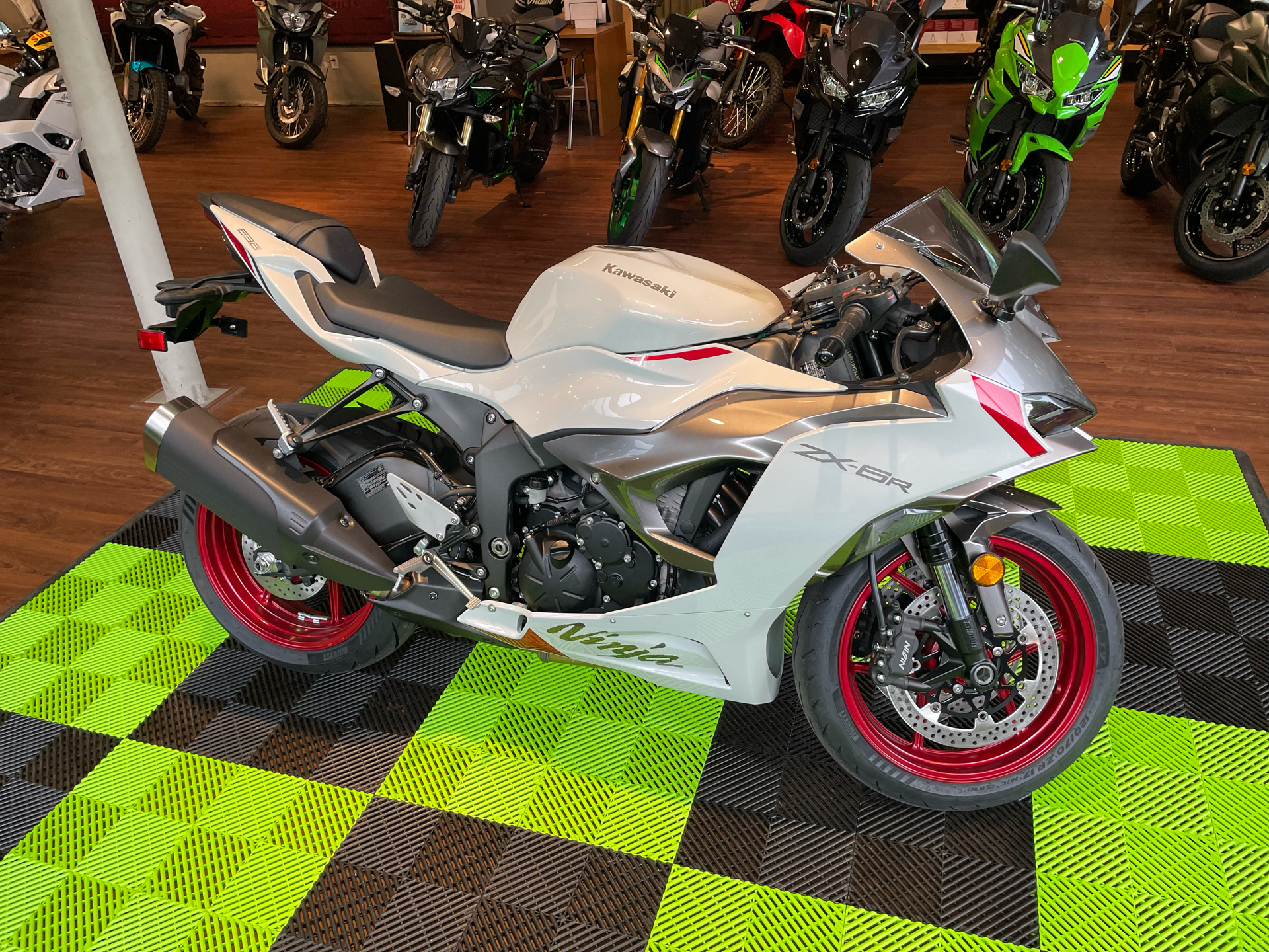 2025 Kawasaki Ninja ZX-6R in Tyngsboro, Massachusetts - Photo 17