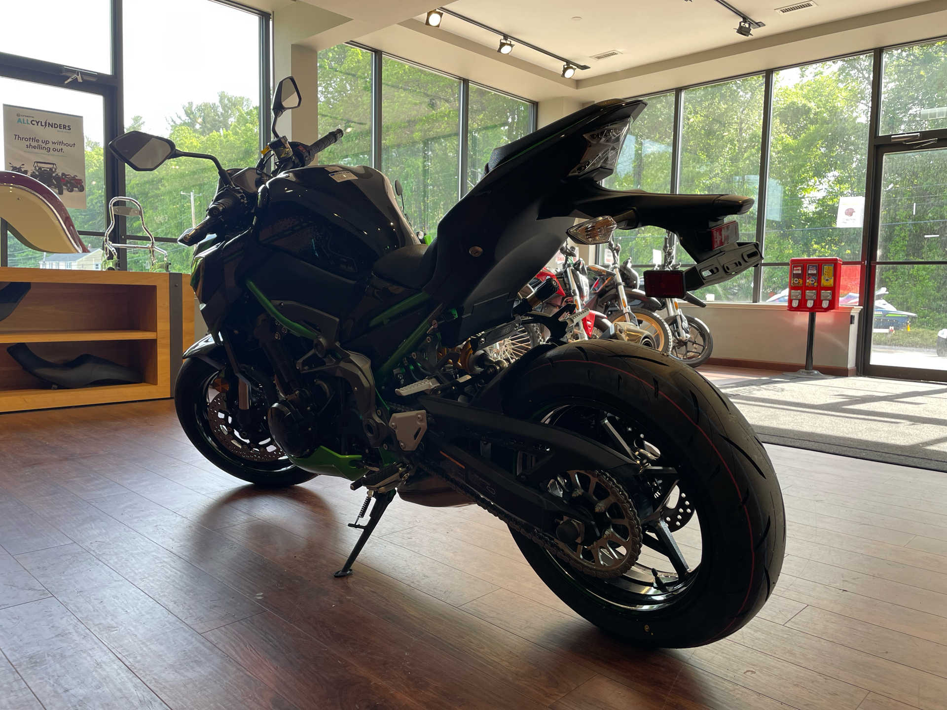 2024 Kawasaki Z900 SE ABS in Tyngsboro, Massachusetts - Photo 6