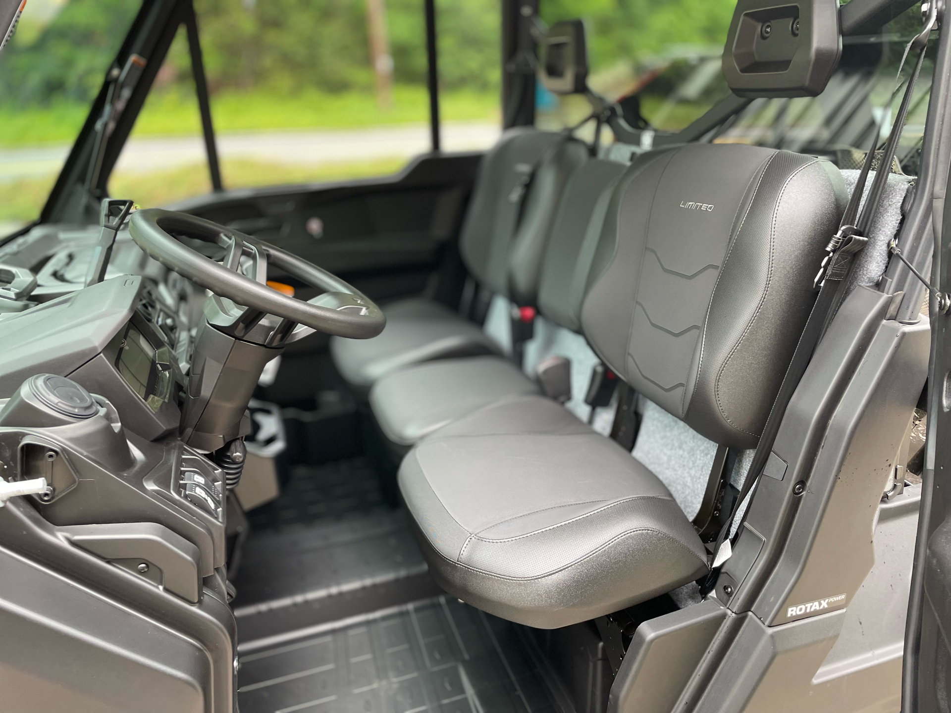 2025 Can-Am Defender Limited in Tyngsboro, Massachusetts - Photo 9