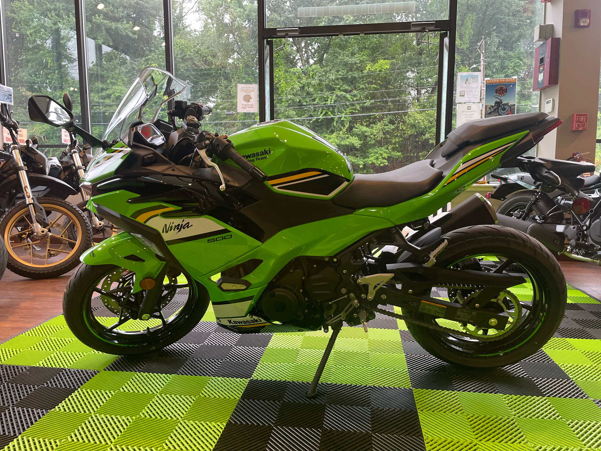 2025 Kawasaki Ninja 500 SE KRT Edition ABS in Tyngsboro, Massachusetts - Photo 4