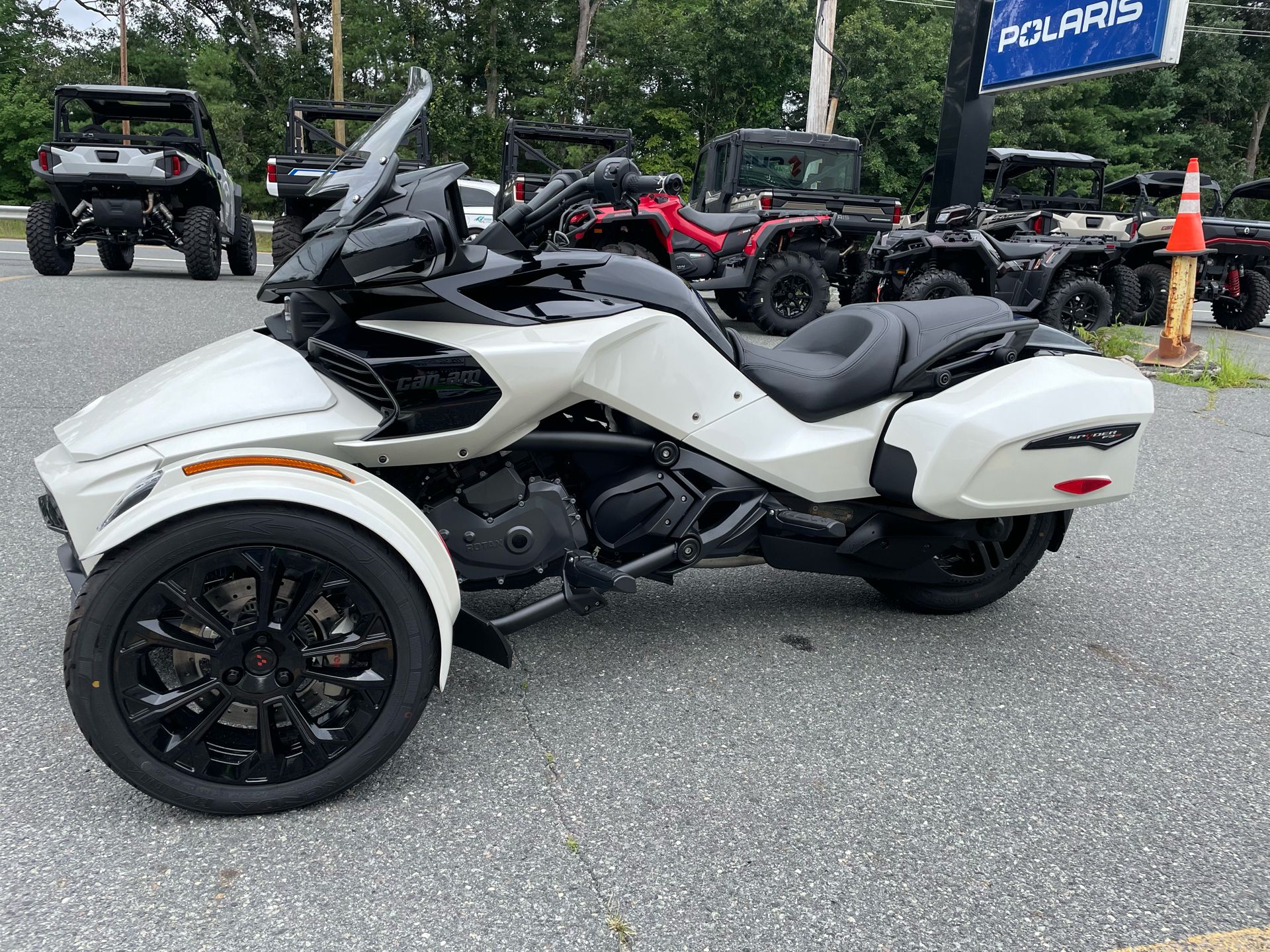 2024 Can-Am Spyder F3-T in Tyngsboro, Massachusetts - Photo 10