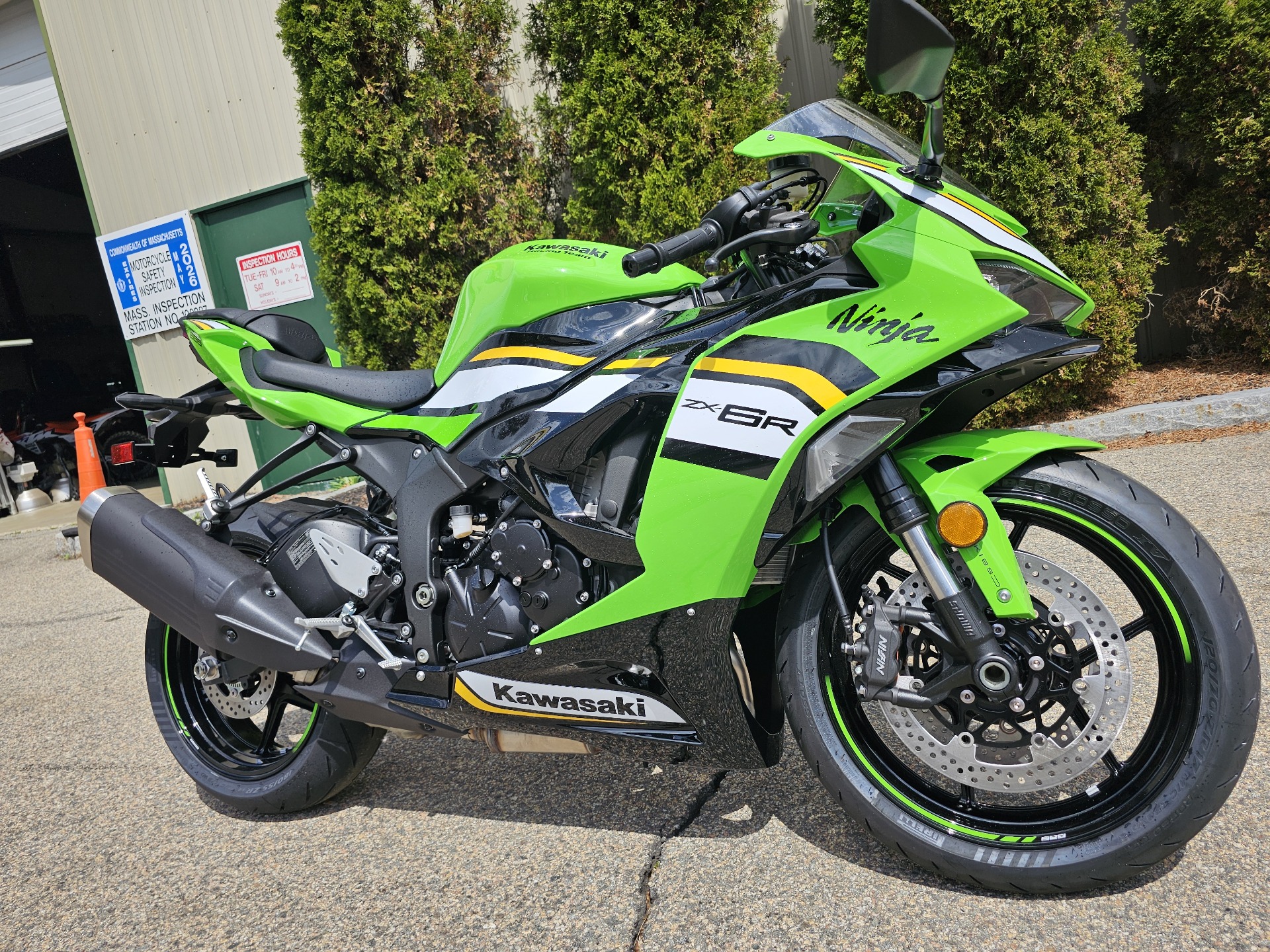 2025 Kawasaki Ninja ZX-6R KRT Edition ABS in Tyngsboro, Massachusetts - Photo 2