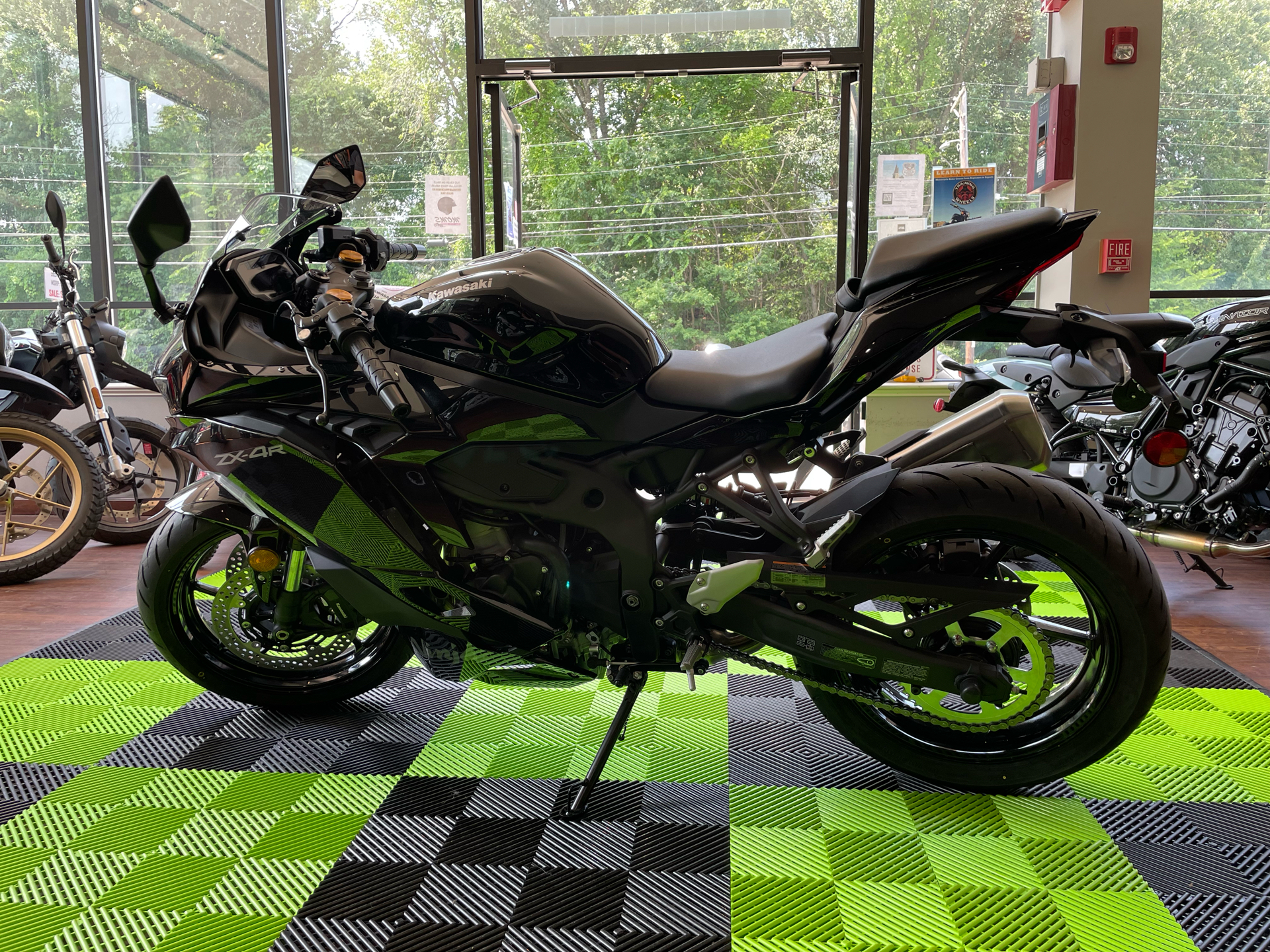 2024 Kawasaki Ninja ZX-4R ABS in Tyngsboro, Massachusetts - Photo 2