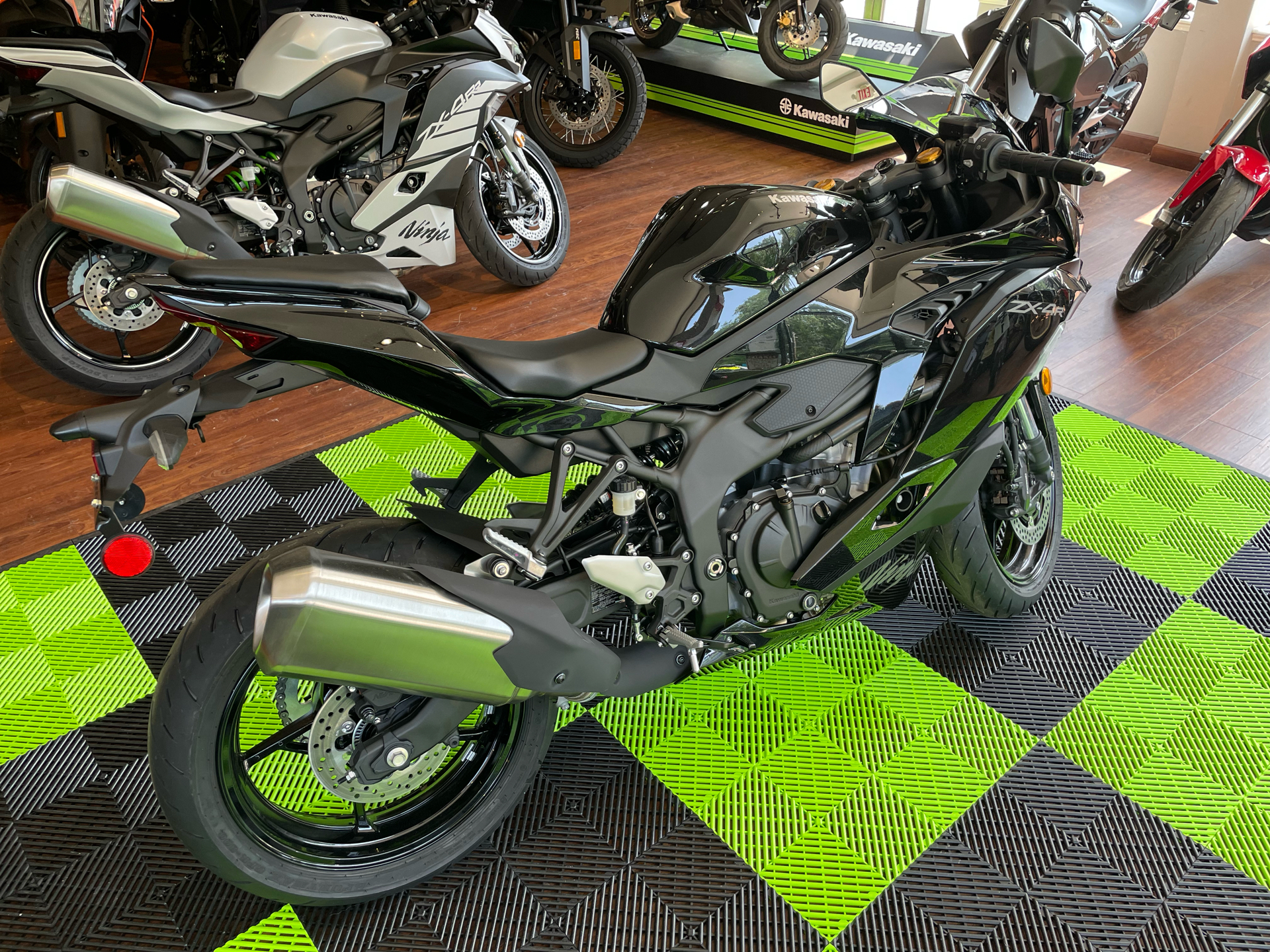 2024 Kawasaki Ninja ZX-4R ABS in Tyngsboro, Massachusetts - Photo 11