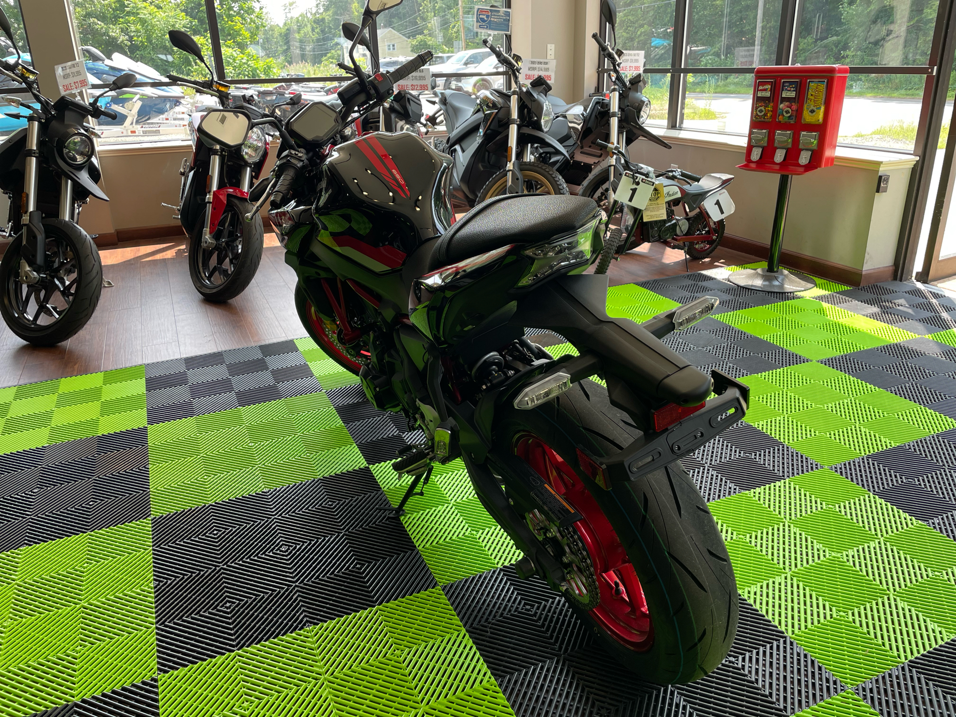 2024 Kawasaki Z650 ABS in Tyngsboro, Massachusetts - Photo 8